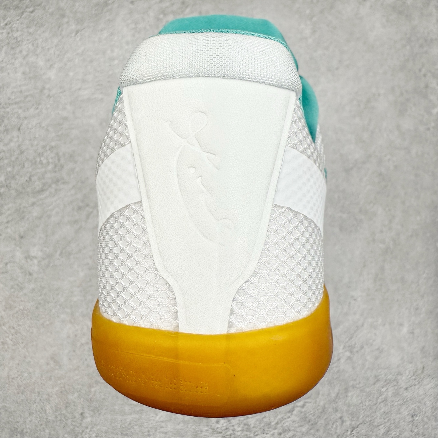 图片[8]-NK Kobe 11 Elite Low 科比11代实战篮球鞋 836184-103 科比退役前的最后一双签名鞋意义重大 Eric Avar这次采用了低帮的鞋身设计 并使用加强版的Flyknit编织面料作为鞋面 更加坚韧牢固 提供更好的保护 中底依日采用了混合缓震的设计 前掌的Lunarlon搭配后掌Zoom Air气垫 确保缓震性能的强劲 尺码：39 40 40.5 41 42 42.5 43 44 44.5 45 46 47.5 48.5-选品中心