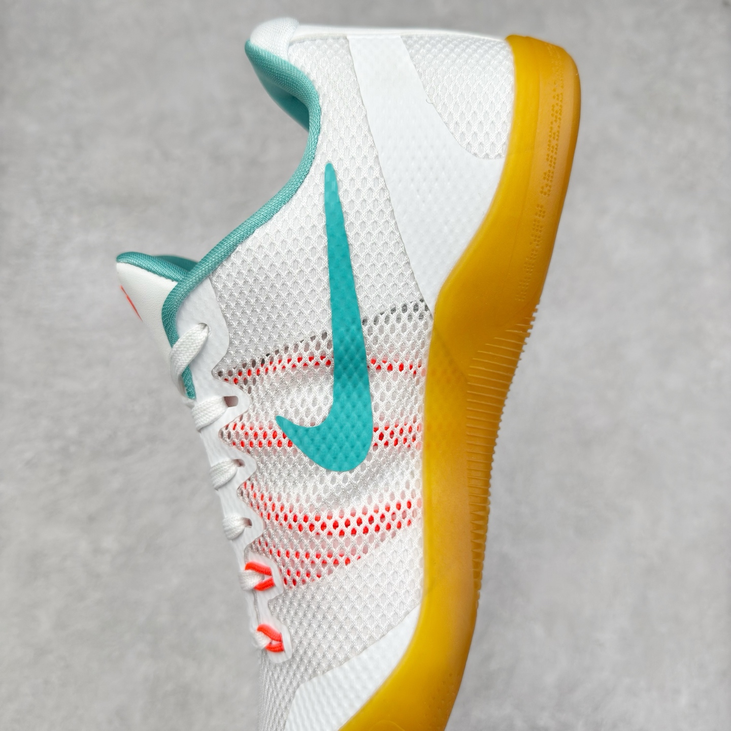 图片[7]-NK Kobe 11 Elite Low 科比11代实战篮球鞋 836184-103 科比退役前的最后一双签名鞋意义重大 Eric Avar这次采用了低帮的鞋身设计 并使用加强版的Flyknit编织面料作为鞋面 更加坚韧牢固 提供更好的保护 中底依日采用了混合缓震的设计 前掌的Lunarlon搭配后掌Zoom Air气垫 确保缓震性能的强劲 尺码：39 40 40.5 41 42 42.5 43 44 44.5 45 46 47.5 48.5-选品中心