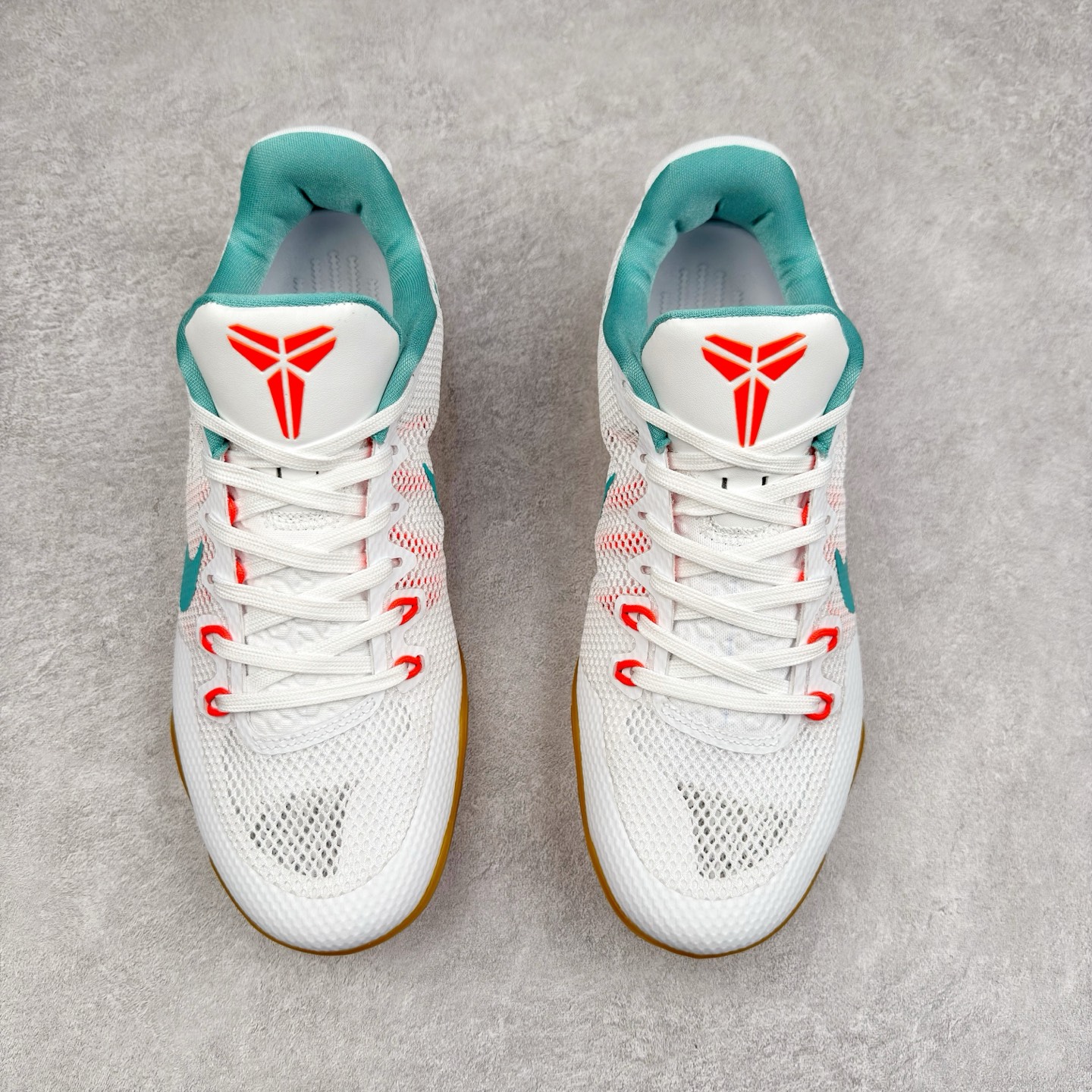 图片[2]-NK Kobe 11 Elite Low 科比11代实战篮球鞋 836184-103 科比退役前的最后一双签名鞋意义重大 Eric Avar这次采用了低帮的鞋身设计 并使用加强版的Flyknit编织面料作为鞋面 更加坚韧牢固 提供更好的保护 中底依日采用了混合缓震的设计 前掌的Lunarlon搭配后掌Zoom Air气垫 确保缓震性能的强劲 尺码：39 40 40.5 41 42 42.5 43 44 44.5 45 46 47.5 48.5-选品中心