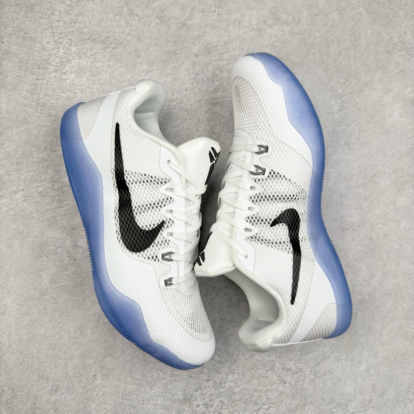 图片[3]-NK Kobe 11 Elite Low 科比11代实战篮球鞋 836183-100 科比退役前的最后一双签名鞋意义重大 Eric Avar这次采用了低帮的鞋身设计 并使用加强版的Flyknit编织面料作为鞋面 更加坚韧牢固 提供更好的保护 中底依日采用了混合缓震的设计 前掌的Lunarlon搭配后掌Zoom Air气垫 确保缓震性能的强劲 尺码：39 40 40.5 41 42 42.5 43 44 44.5 45 46 47.5 48.5-选品中心