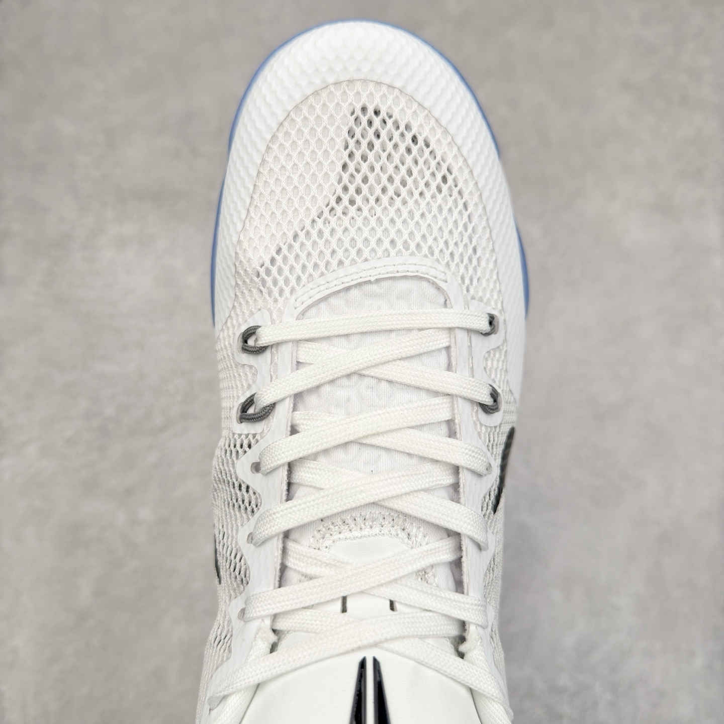 图片[4]-NK Kobe 11 Elite Low 科比11代实战篮球鞋 836183-100 科比退役前的最后一双签名鞋意义重大 Eric Avar这次采用了低帮的鞋身设计 并使用加强版的Flyknit编织面料作为鞋面 更加坚韧牢固 提供更好的保护 中底依日采用了混合缓震的设计 前掌的Lunarlon搭配后掌Zoom Air气垫 确保缓震性能的强劲 尺码：39 40 40.5 41 42 42.5 43 44 44.5 45 46 47.5 48.5-选品中心