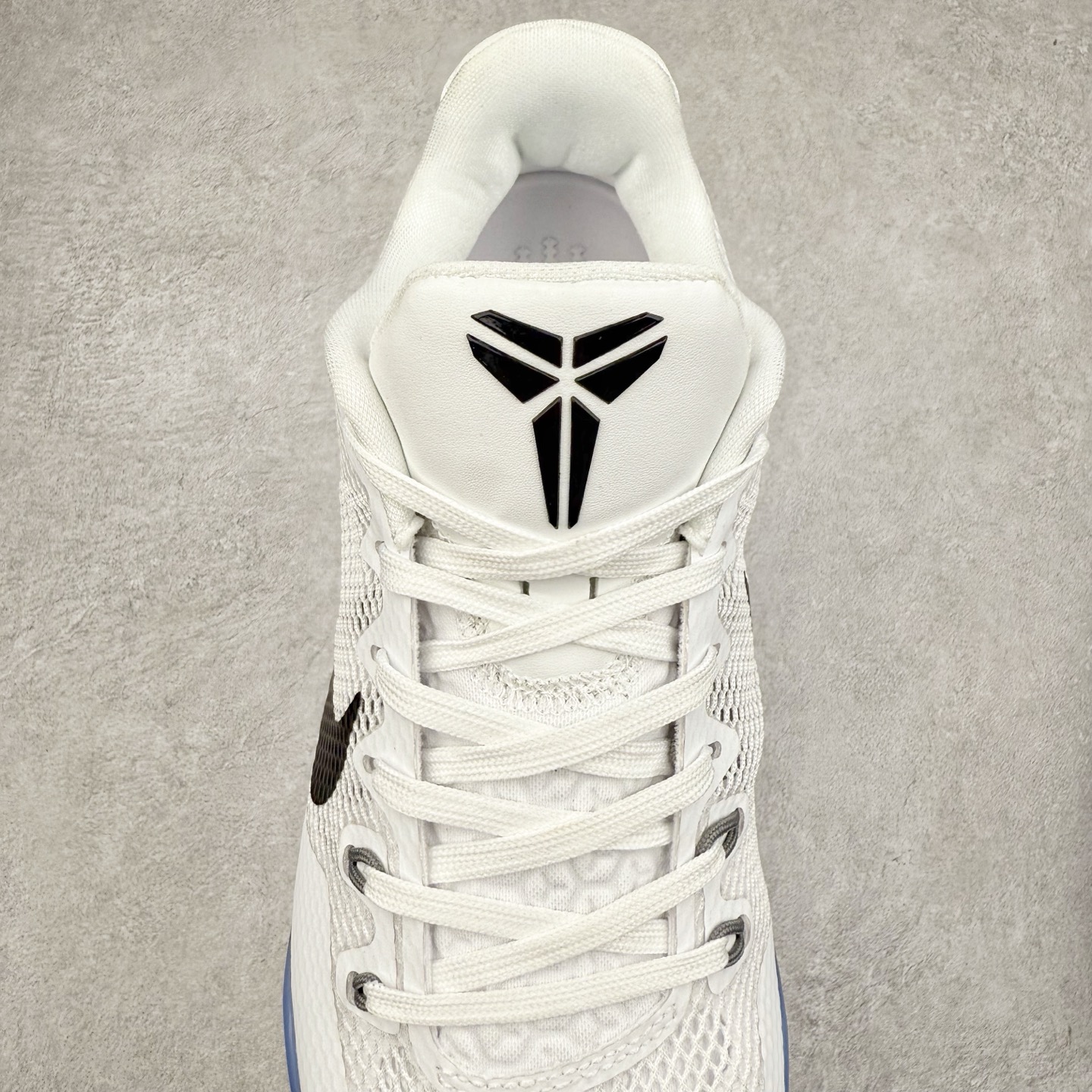 图片[5]-NK Kobe 11 Elite Low 科比11代实战篮球鞋 836183-100 科比退役前的最后一双签名鞋意义重大 Eric Avar这次采用了低帮的鞋身设计 并使用加强版的Flyknit编织面料作为鞋面 更加坚韧牢固 提供更好的保护 中底依日采用了混合缓震的设计 前掌的Lunarlon搭配后掌Zoom Air气垫 确保缓震性能的强劲 尺码：39 40 40.5 41 42 42.5 43 44 44.5 45 46 47.5 48.5-选品中心