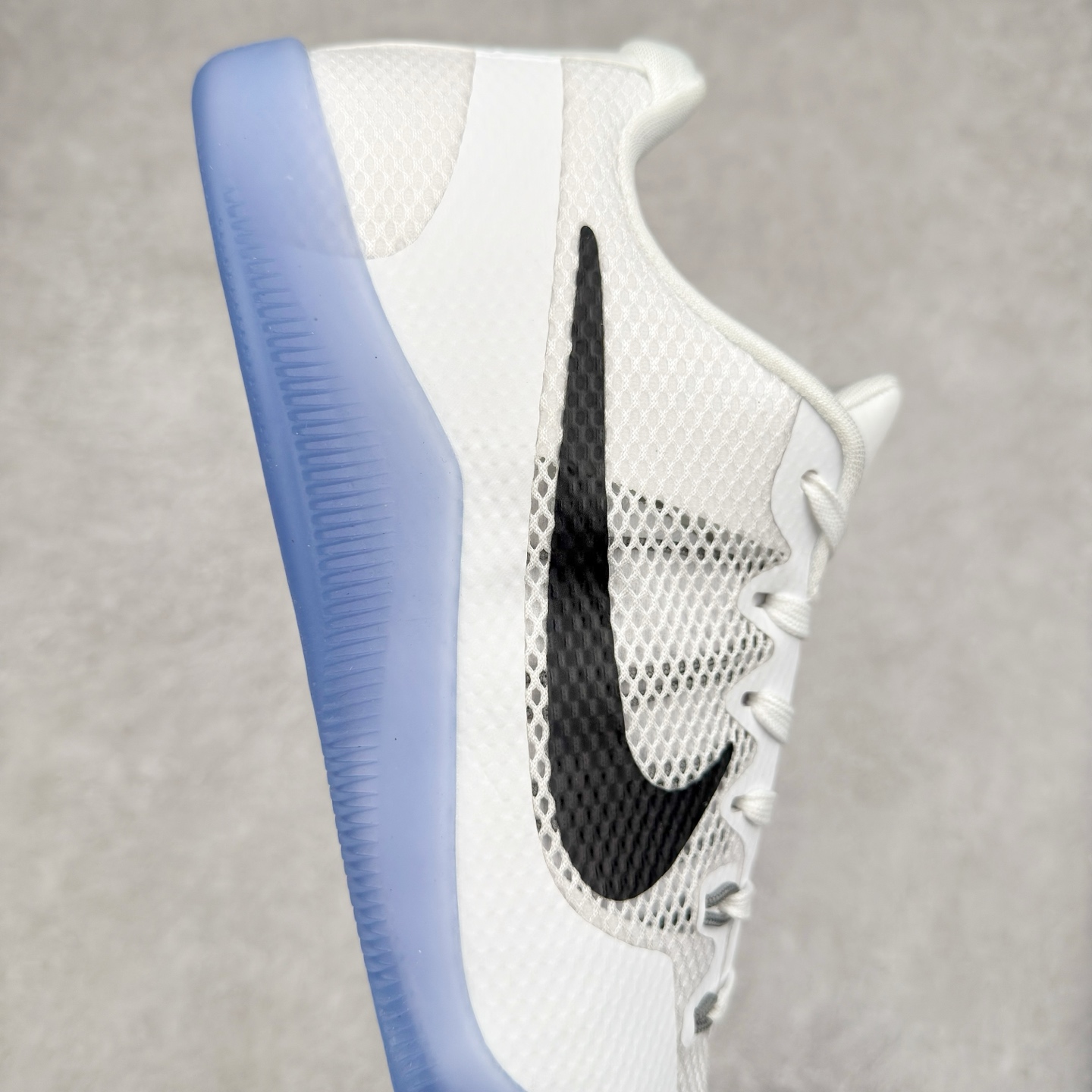 图片[6]-NK Kobe 11 Elite Low 科比11代实战篮球鞋 836183-100 科比退役前的最后一双签名鞋意义重大 Eric Avar这次采用了低帮的鞋身设计 并使用加强版的Flyknit编织面料作为鞋面 更加坚韧牢固 提供更好的保护 中底依日采用了混合缓震的设计 前掌的Lunarlon搭配后掌Zoom Air气垫 确保缓震性能的强劲 尺码：39 40 40.5 41 42 42.5 43 44 44.5 45 46 47.5 48.5-选品中心
