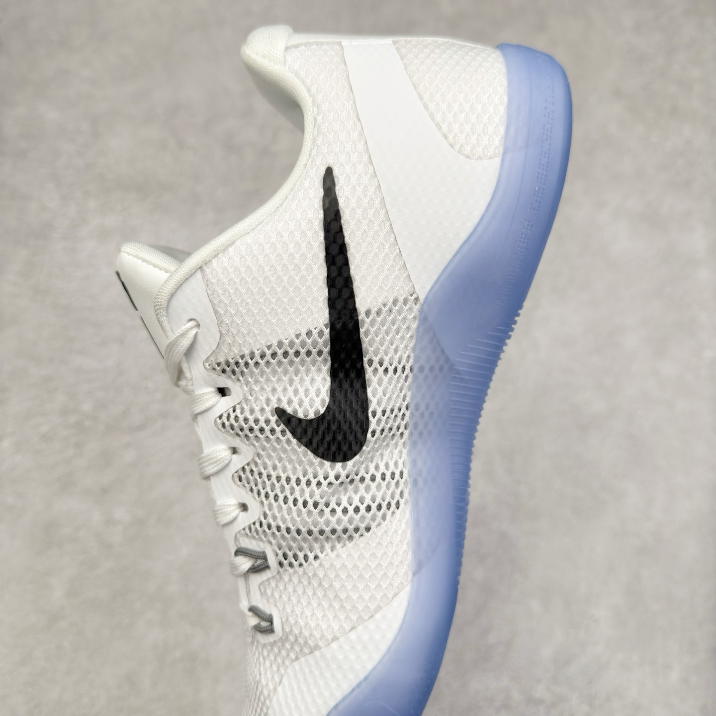 图片[7]-NK Kobe 11 Elite Low 科比11代实战篮球鞋 836183-100 科比退役前的最后一双签名鞋意义重大 Eric Avar这次采用了低帮的鞋身设计 并使用加强版的Flyknit编织面料作为鞋面 更加坚韧牢固 提供更好的保护 中底依日采用了混合缓震的设计 前掌的Lunarlon搭配后掌Zoom Air气垫 确保缓震性能的强劲 尺码：39 40 40.5 41 42 42.5 43 44 44.5 45 46 47.5 48.5-选品中心