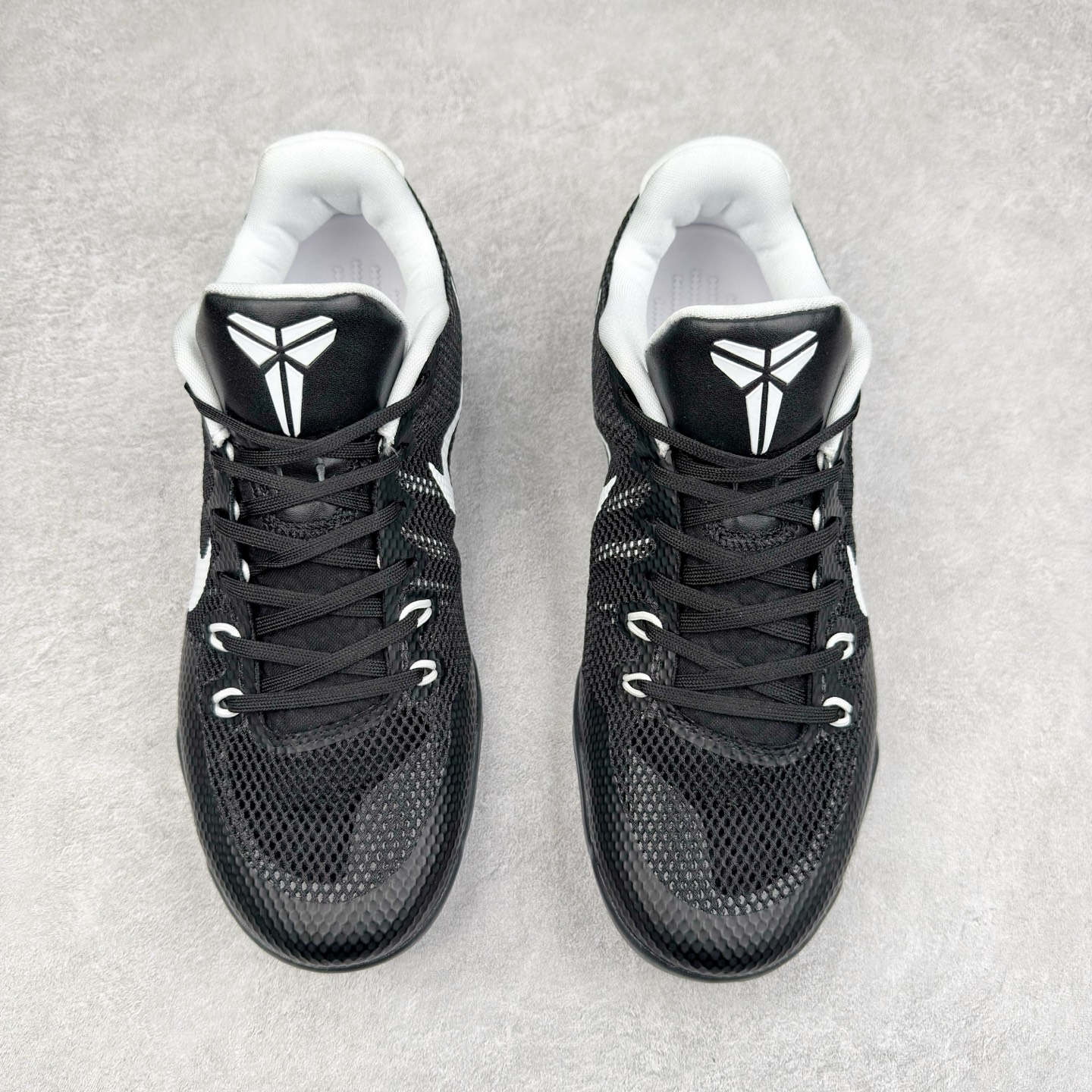 图片[2]-NK Kobe 11 Elite Low 科比11代实战篮球鞋 856485-001 科比退役前的最后一双签名鞋意义重大 Eric Avar这次采用了低帮的鞋身设计 并使用加强版的Flyknit编织面料作为鞋面 更加坚韧牢固 提供更好的保护 中底依日采用了混合缓震的设计 前掌的Lunarlon搭配后掌Zoom Air气垫 确保缓震性能的强劲 尺码：39 40 40.5 41 42 42.5 43 44 44.5 45 46 47.5 48.5-选品中心