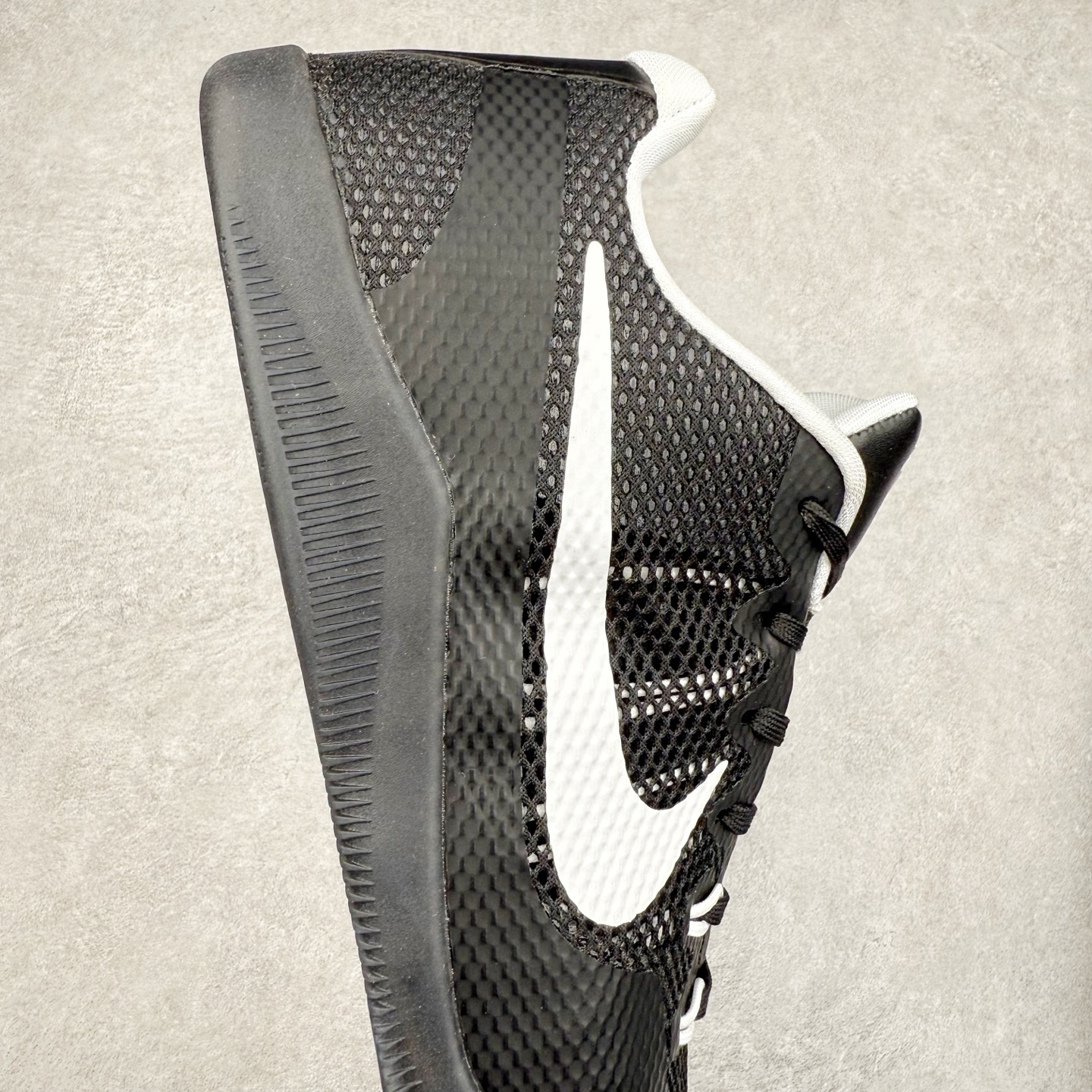 图片[6]-NK Kobe 11 Elite Low 科比11代实战篮球鞋 856485-001 科比退役前的最后一双签名鞋意义重大 Eric Avar这次采用了低帮的鞋身设计 并使用加强版的Flyknit编织面料作为鞋面 更加坚韧牢固 提供更好的保护 中底依日采用了混合缓震的设计 前掌的Lunarlon搭配后掌Zoom Air气垫 确保缓震性能的强劲 尺码：39 40 40.5 41 42 42.5 43 44 44.5 45 46 47.5 48.5-选品中心