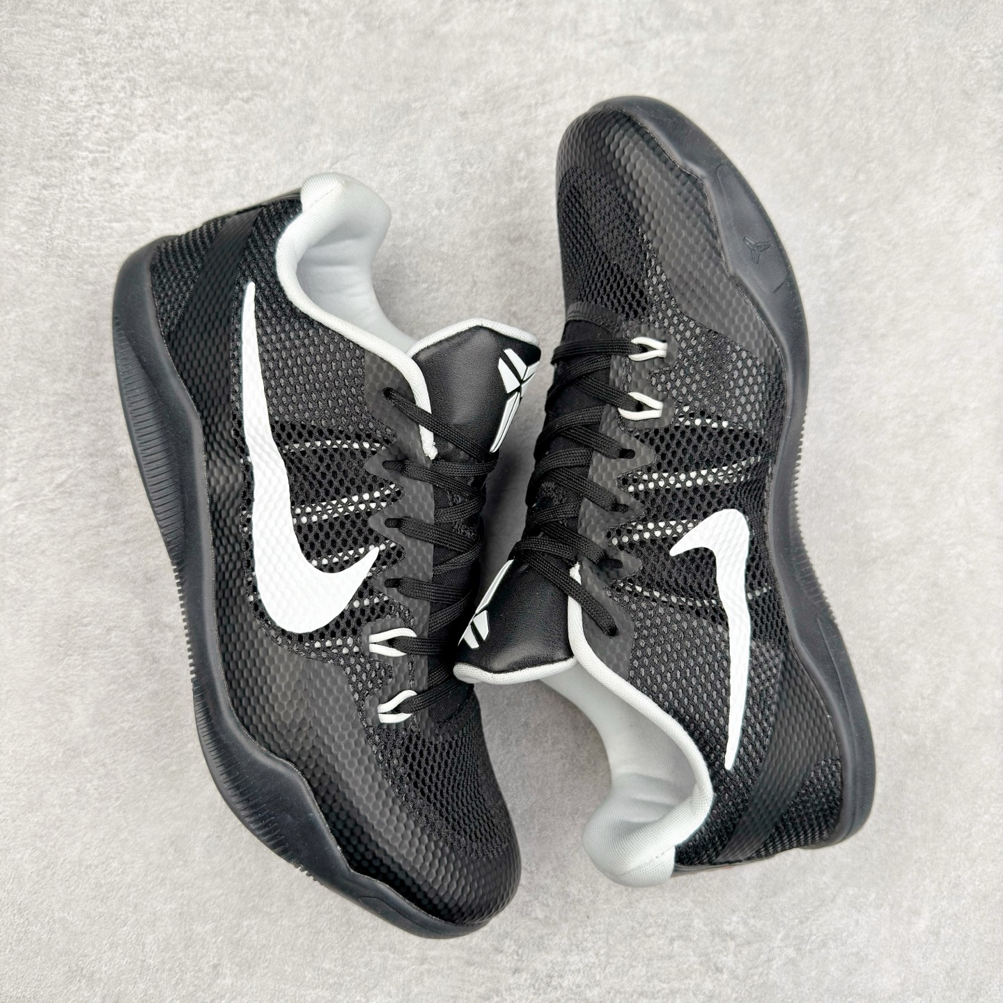 图片[3]-NK Kobe 11 Elite Low 科比11代实战篮球鞋 856485-001 科比退役前的最后一双签名鞋意义重大 Eric Avar这次采用了低帮的鞋身设计 并使用加强版的Flyknit编织面料作为鞋面 更加坚韧牢固 提供更好的保护 中底依日采用了混合缓震的设计 前掌的Lunarlon搭配后掌Zoom Air气垫 确保缓震性能的强劲 尺码：39 40 40.5 41 42 42.5 43 44 44.5 45 46 47.5 48.5-选品中心