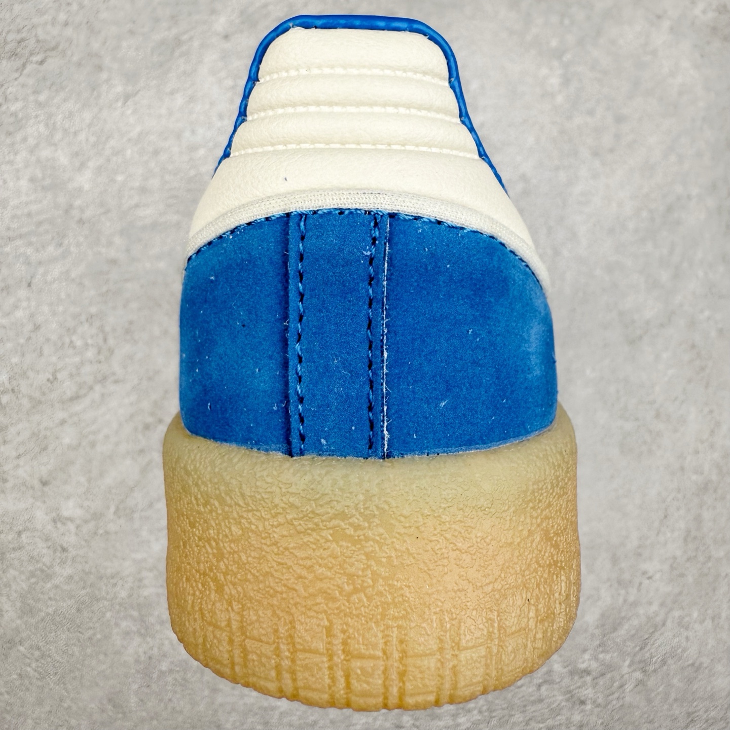 图片[8]-＃福利特价 AD Samba XLG 桑巴舞加大厚底版系列德训风百搭松糕休闲运动板鞋生胶底 自Originals Samba成功借势Blokecore风潮一跃成为街头巷尾的焦点鞋款后,不论是围绕Samba本身打造的各式「变种版本」,还是以Samba为蓝本打造联名鞋款,都成为了时尚潮流人士日常穿搭首选。Samba XLG是adidas Originals不断扩展XLG系列的一部分,旨在与年轻文化相契合,迎合那些希望通过个性时尚表达自我而不愿牺牲舒适度的年轻群体。街头时尚领域的Gen Z特别偏爱宽松的穿着风格。Samba XLG针对这一点做了创新。它在延续Samba OG经典设计的基础上,迎合年轻群体的穿着习惯,重塑为宽大的鞋身比例轮廓以及加厚中底,让消费者轻松展示自己独特的风格。全新的Samba XLG系列不仅迎合了当下年轻群体的穿搭习惯,加宽了鞋身比例以及将中底进一步增厚,在视觉比例上更加饱满,同时还保留了经典Samba的细节,这样一来,鞋迷朋友在穿搭上不仅能更加个性化,而且还能延续一定的复古感受。尺码：36 36⅔ 37⅓ 38 38⅔ 39⅓ 40 40⅔ 41⅓ 42 42⅔ 43⅓ 44 45-选品中心