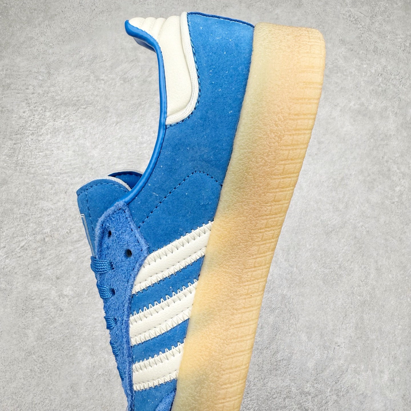 图片[7]-＃福利特价 AD Samba XLG 桑巴舞加大厚底版系列德训风百搭松糕休闲运动板鞋生胶底 自Originals Samba成功借势Blokecore风潮一跃成为街头巷尾的焦点鞋款后,不论是围绕Samba本身打造的各式「变种版本」,还是以Samba为蓝本打造联名鞋款,都成为了时尚潮流人士日常穿搭首选。Samba XLG是adidas Originals不断扩展XLG系列的一部分,旨在与年轻文化相契合,迎合那些希望通过个性时尚表达自我而不愿牺牲舒适度的年轻群体。街头时尚领域的Gen Z特别偏爱宽松的穿着风格。Samba XLG针对这一点做了创新。它在延续Samba OG经典设计的基础上,迎合年轻群体的穿着习惯,重塑为宽大的鞋身比例轮廓以及加厚中底,让消费者轻松展示自己独特的风格。全新的Samba XLG系列不仅迎合了当下年轻群体的穿搭习惯,加宽了鞋身比例以及将中底进一步增厚,在视觉比例上更加饱满,同时还保留了经典Samba的细节,这样一来,鞋迷朋友在穿搭上不仅能更加个性化,而且还能延续一定的复古感受。尺码：36 36⅔ 37⅓ 38 38⅔ 39⅓ 40 40⅔ 41⅓ 42 42⅔ 43⅓ 44 45-选品中心