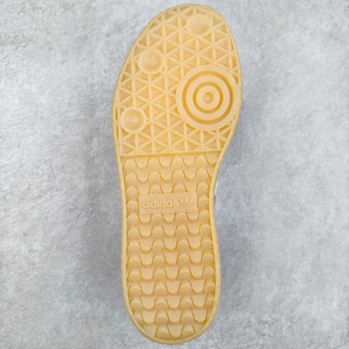 图片[9]-＃福利特价 AD Samba XLG 桑巴舞加大厚底版系列德训风百搭松糕休闲运动板鞋生胶底 自Originals Samba成功借势Blokecore风潮一跃成为街头巷尾的焦点鞋款后,不论是围绕Samba本身打造的各式「变种版本」,还是以Samba为蓝本打造联名鞋款,都成为了时尚潮流人士日常穿搭首选。Samba XLG是adidas Originals不断扩展XLG系列的一部分,旨在与年轻文化相契合,迎合那些希望通过个性时尚表达自我而不愿牺牲舒适度的年轻群体。街头时尚领域的Gen Z特别偏爱宽松的穿着风格。Samba XLG针对这一点做了创新。它在延续Samba OG经典设计的基础上,迎合年轻群体的穿着习惯,重塑为宽大的鞋身比例轮廓以及加厚中底,让消费者轻松展示自己独特的风格。全新的Samba XLG系列不仅迎合了当下年轻群体的穿搭习惯,加宽了鞋身比例以及将中底进一步增厚,在视觉比例上更加饱满,同时还保留了经典Samba的细节,这样一来,鞋迷朋友在穿搭上不仅能更加个性化,而且还能延续一定的复古感受。尺码：36 36⅔ 37⅓ 38 38⅔ 39⅓ 40 40⅔ 41⅓ 42 42⅔ 43⅓ 44 45-选品中心