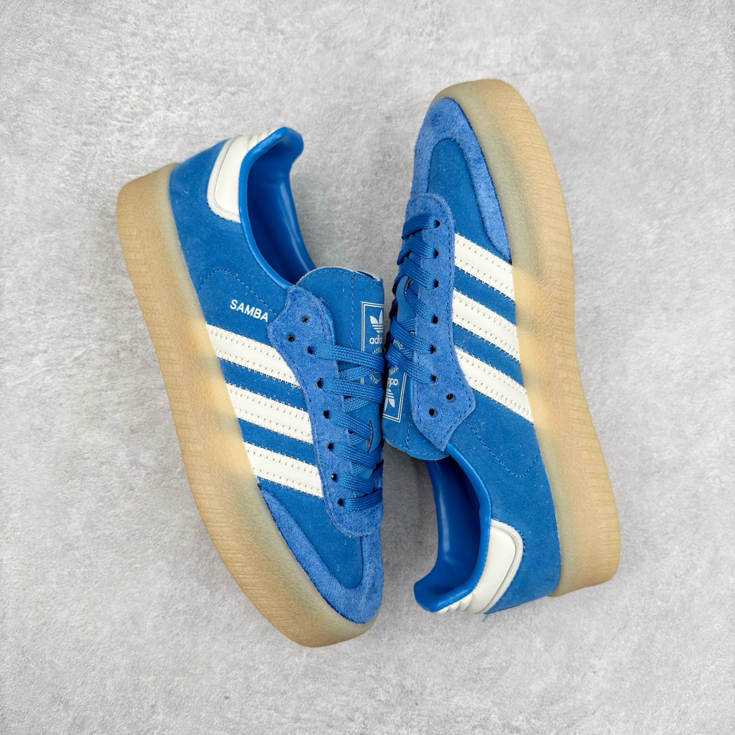 图片[3]-＃福利特价 AD Samba XLG 桑巴舞加大厚底版系列德训风百搭松糕休闲运动板鞋生胶底 自Originals Samba成功借势Blokecore风潮一跃成为街头巷尾的焦点鞋款后,不论是围绕Samba本身打造的各式「变种版本」,还是以Samba为蓝本打造联名鞋款,都成为了时尚潮流人士日常穿搭首选。Samba XLG是adidas Originals不断扩展XLG系列的一部分,旨在与年轻文化相契合,迎合那些希望通过个性时尚表达自我而不愿牺牲舒适度的年轻群体。街头时尚领域的Gen Z特别偏爱宽松的穿着风格。Samba XLG针对这一点做了创新。它在延续Samba OG经典设计的基础上,迎合年轻群体的穿着习惯,重塑为宽大的鞋身比例轮廓以及加厚中底,让消费者轻松展示自己独特的风格。全新的Samba XLG系列不仅迎合了当下年轻群体的穿搭习惯,加宽了鞋身比例以及将中底进一步增厚,在视觉比例上更加饱满,同时还保留了经典Samba的细节,这样一来,鞋迷朋友在穿搭上不仅能更加个性化,而且还能延续一定的复古感受。尺码：36 36⅔ 37⅓ 38 38⅔ 39⅓ 40 40⅔ 41⅓ 42 42⅔ 43⅓ 44 45-选品中心