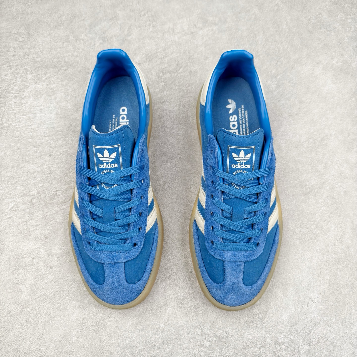 图片[2]-＃福利特价 AD Samba XLG 桑巴舞加大厚底版系列德训风百搭松糕休闲运动板鞋生胶底 自Originals Samba成功借势Blokecore风潮一跃成为街头巷尾的焦点鞋款后,不论是围绕Samba本身打造的各式「变种版本」,还是以Samba为蓝本打造联名鞋款,都成为了时尚潮流人士日常穿搭首选。Samba XLG是adidas Originals不断扩展XLG系列的一部分,旨在与年轻文化相契合,迎合那些希望通过个性时尚表达自我而不愿牺牲舒适度的年轻群体。街头时尚领域的Gen Z特别偏爱宽松的穿着风格。Samba XLG针对这一点做了创新。它在延续Samba OG经典设计的基础上,迎合年轻群体的穿着习惯,重塑为宽大的鞋身比例轮廓以及加厚中底,让消费者轻松展示自己独特的风格。全新的Samba XLG系列不仅迎合了当下年轻群体的穿搭习惯,加宽了鞋身比例以及将中底进一步增厚,在视觉比例上更加饱满,同时还保留了经典Samba的细节,这样一来,鞋迷朋友在穿搭上不仅能更加个性化,而且还能延续一定的复古感受。尺码：36 36⅔ 37⅓ 38 38⅔ 39⅓ 40 40⅔ 41⅓ 42 42⅔ 43⅓ 44 45-选品中心