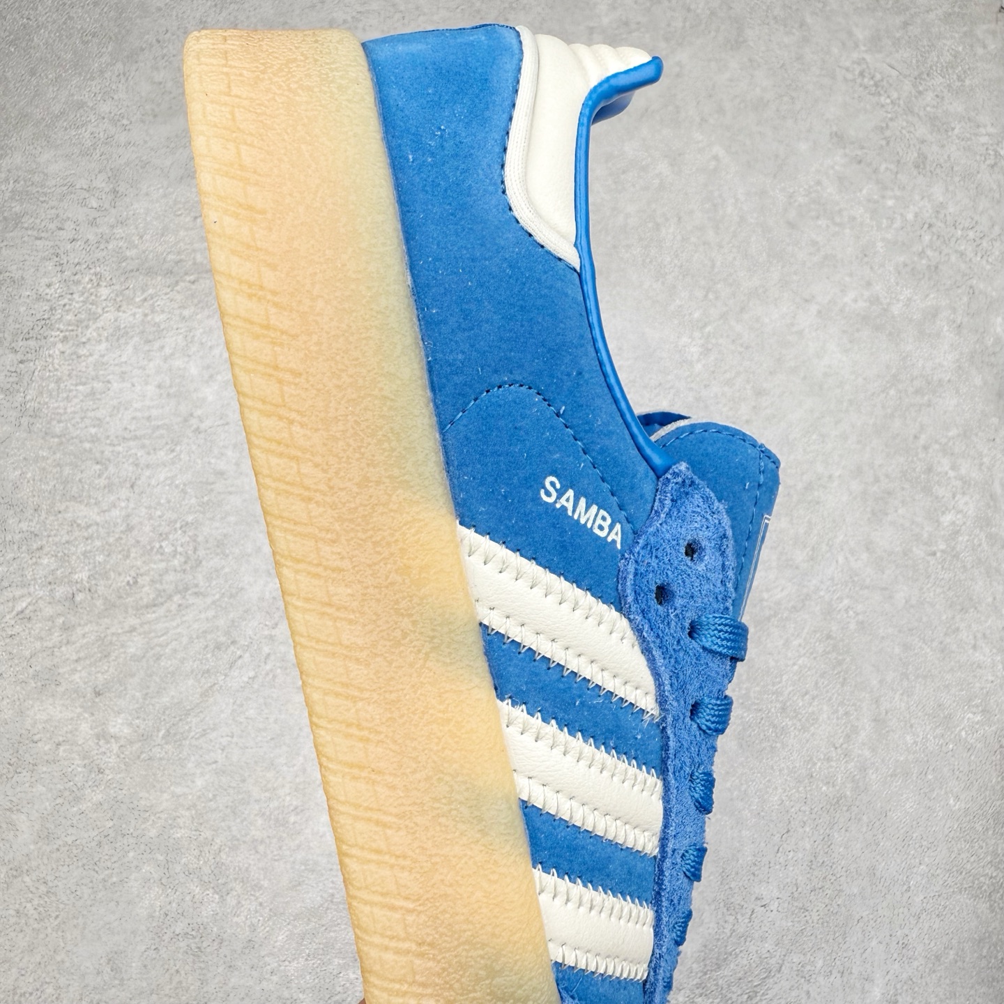 图片[6]-＃福利特价 AD Samba XLG 桑巴舞加大厚底版系列德训风百搭松糕休闲运动板鞋生胶底 自Originals Samba成功借势Blokecore风潮一跃成为街头巷尾的焦点鞋款后,不论是围绕Samba本身打造的各式「变种版本」,还是以Samba为蓝本打造联名鞋款,都成为了时尚潮流人士日常穿搭首选。Samba XLG是adidas Originals不断扩展XLG系列的一部分,旨在与年轻文化相契合,迎合那些希望通过个性时尚表达自我而不愿牺牲舒适度的年轻群体。街头时尚领域的Gen Z特别偏爱宽松的穿着风格。Samba XLG针对这一点做了创新。它在延续Samba OG经典设计的基础上,迎合年轻群体的穿着习惯,重塑为宽大的鞋身比例轮廓以及加厚中底,让消费者轻松展示自己独特的风格。全新的Samba XLG系列不仅迎合了当下年轻群体的穿搭习惯,加宽了鞋身比例以及将中底进一步增厚,在视觉比例上更加饱满,同时还保留了经典Samba的细节,这样一来,鞋迷朋友在穿搭上不仅能更加个性化,而且还能延续一定的复古感受。尺码：36 36⅔ 37⅓ 38 38⅔ 39⅓ 40 40⅔ 41⅓ 42 42⅔ 43⅓ 44 45-选品中心