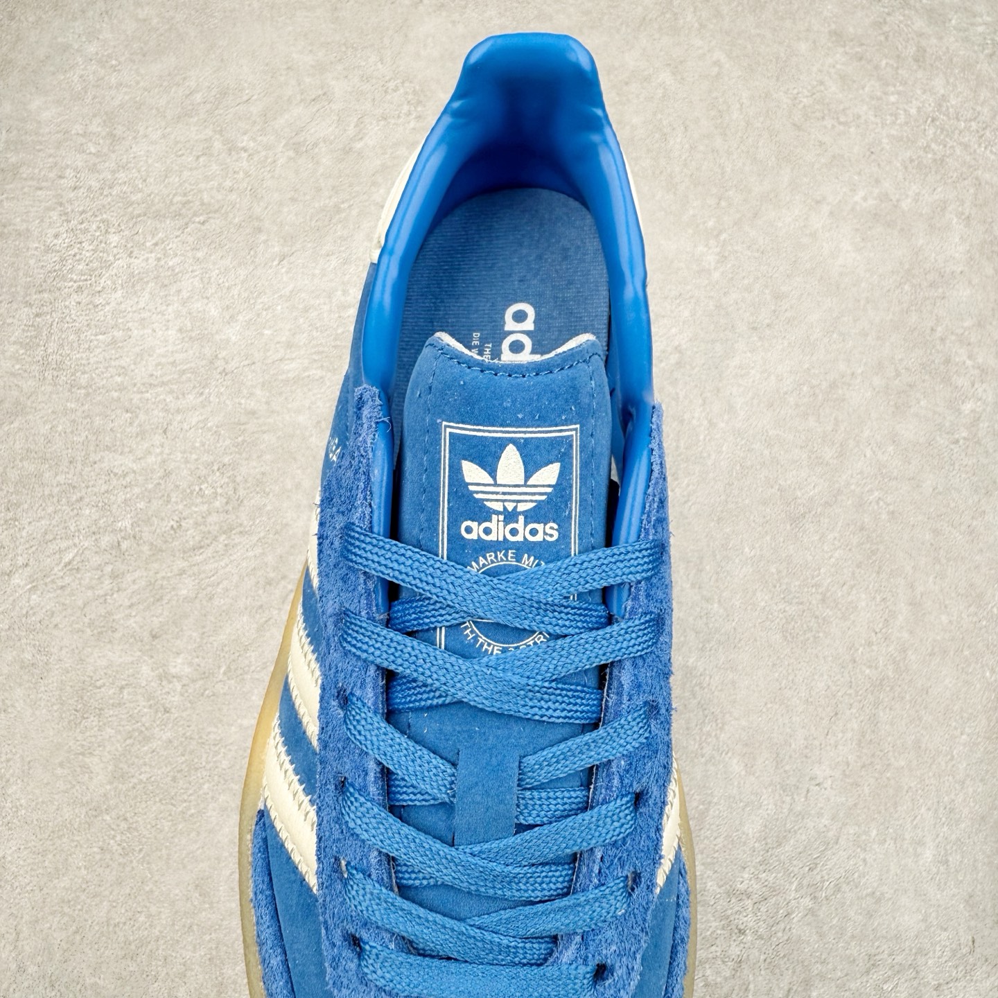 图片[5]-＃福利特价 AD Samba XLG 桑巴舞加大厚底版系列德训风百搭松糕休闲运动板鞋生胶底 自Originals Samba成功借势Blokecore风潮一跃成为街头巷尾的焦点鞋款后,不论是围绕Samba本身打造的各式「变种版本」,还是以Samba为蓝本打造联名鞋款,都成为了时尚潮流人士日常穿搭首选。Samba XLG是adidas Originals不断扩展XLG系列的一部分,旨在与年轻文化相契合,迎合那些希望通过个性时尚表达自我而不愿牺牲舒适度的年轻群体。街头时尚领域的Gen Z特别偏爱宽松的穿着风格。Samba XLG针对这一点做了创新。它在延续Samba OG经典设计的基础上,迎合年轻群体的穿着习惯,重塑为宽大的鞋身比例轮廓以及加厚中底,让消费者轻松展示自己独特的风格。全新的Samba XLG系列不仅迎合了当下年轻群体的穿搭习惯,加宽了鞋身比例以及将中底进一步增厚,在视觉比例上更加饱满,同时还保留了经典Samba的细节,这样一来,鞋迷朋友在穿搭上不仅能更加个性化,而且还能延续一定的复古感受。尺码：36 36⅔ 37⅓ 38 38⅔ 39⅓ 40 40⅔ 41⅓ 42 42⅔ 43⅓ 44 45-选品中心