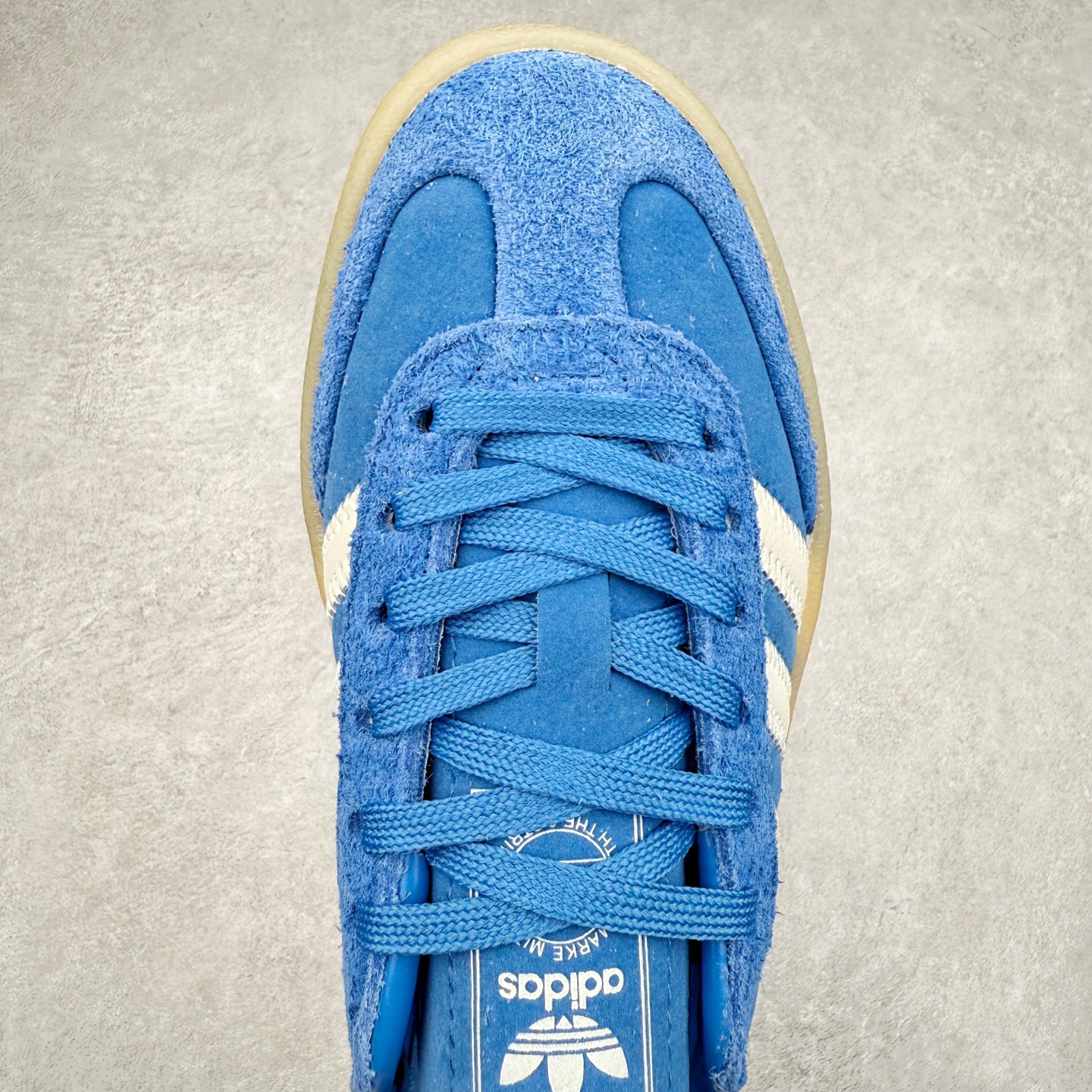 图片[4]-＃福利特价 AD Samba XLG 桑巴舞加大厚底版系列德训风百搭松糕休闲运动板鞋生胶底 自Originals Samba成功借势Blokecore风潮一跃成为街头巷尾的焦点鞋款后,不论是围绕Samba本身打造的各式「变种版本」,还是以Samba为蓝本打造联名鞋款,都成为了时尚潮流人士日常穿搭首选。Samba XLG是adidas Originals不断扩展XLG系列的一部分,旨在与年轻文化相契合,迎合那些希望通过个性时尚表达自我而不愿牺牲舒适度的年轻群体。街头时尚领域的Gen Z特别偏爱宽松的穿着风格。Samba XLG针对这一点做了创新。它在延续Samba OG经典设计的基础上,迎合年轻群体的穿着习惯,重塑为宽大的鞋身比例轮廓以及加厚中底,让消费者轻松展示自己独特的风格。全新的Samba XLG系列不仅迎合了当下年轻群体的穿搭习惯,加宽了鞋身比例以及将中底进一步增厚,在视觉比例上更加饱满,同时还保留了经典Samba的细节,这样一来,鞋迷朋友在穿搭上不仅能更加个性化,而且还能延续一定的复古感受。尺码：36 36⅔ 37⅓ 38 38⅔ 39⅓ 40 40⅔ 41⅓ 42 42⅔ 43⅓ 44 45-选品中心