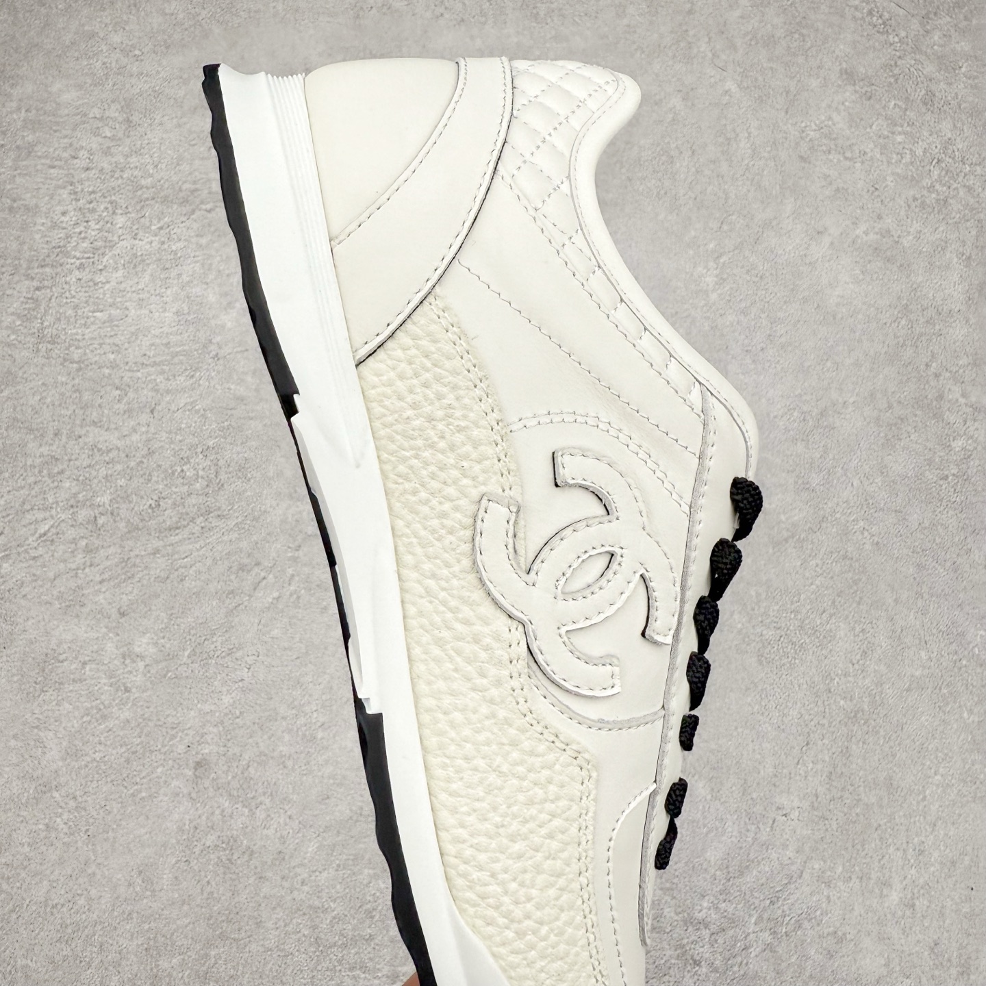 图片[6]-＃GD广顶 CHANEL香奈儿 24S德训鞋平底系带圆头菱格风四季休闲百搭款 原版开模 凹凸感超强 线条紧致🎀全新礼盒包装 细节拉满 环保太空革组合呼吸网织布鞋面材质 欧索莱环保去臭环型组合鞋垫 采用进口TPU大底 官方同步2024 最新礼盒包装 尺码：35 36 37 38 39 40-选品中心