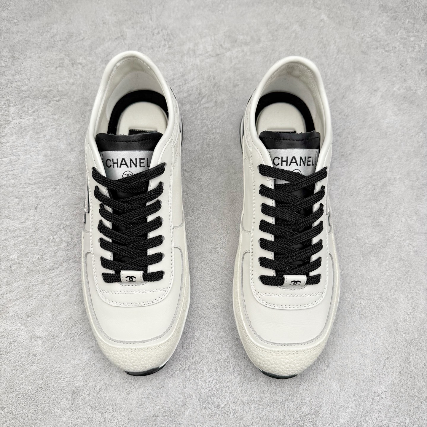 图片[2]-＃GD广顶 CHANEL香奈儿 24S德训鞋平底系带圆头菱格风四季休闲百搭款 原版开模 凹凸感超强 线条紧致🎀全新礼盒包装 细节拉满 环保太空革组合呼吸网织布鞋面材质 欧索莱环保去臭环型组合鞋垫 采用进口TPU大底 官方同步2024 最新礼盒包装 尺码：35 36 37 38 39 40-选品中心