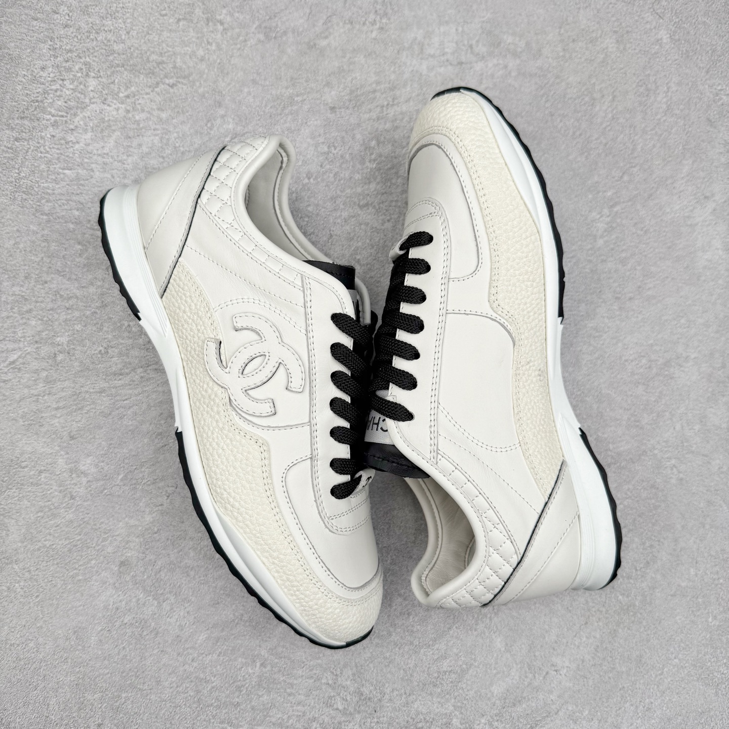 图片[3]-＃GD广顶 CHANEL香奈儿 24S德训鞋平底系带圆头菱格风四季休闲百搭款 原版开模 凹凸感超强 线条紧致🎀全新礼盒包装 细节拉满 环保太空革组合呼吸网织布鞋面材质 欧索莱环保去臭环型组合鞋垫 采用进口TPU大底 官方同步2024 最新礼盒包装 尺码：35 36 37 38 39 40-选品中心