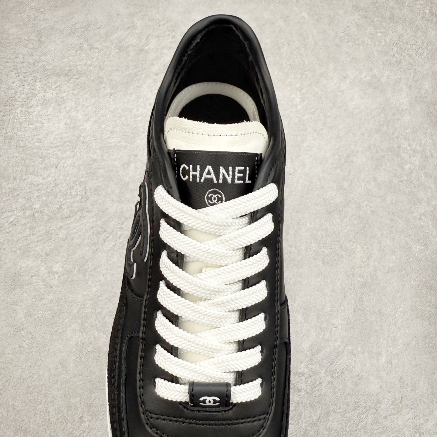 图片[5]-＃GD广顶 CHANEL香奈儿 24S德训鞋平底系带圆头菱格风四季休闲百搭款 原版开模 凹凸感超强 线条紧致🎀全新礼盒包装 细节拉满 环保太空革组合呼吸网织布鞋面材质 欧索莱环保去臭环型组合鞋垫 采用进口TPU大底 官方同步2024 最新礼盒包装 尺码：35 36 37 38 39 40-选品中心