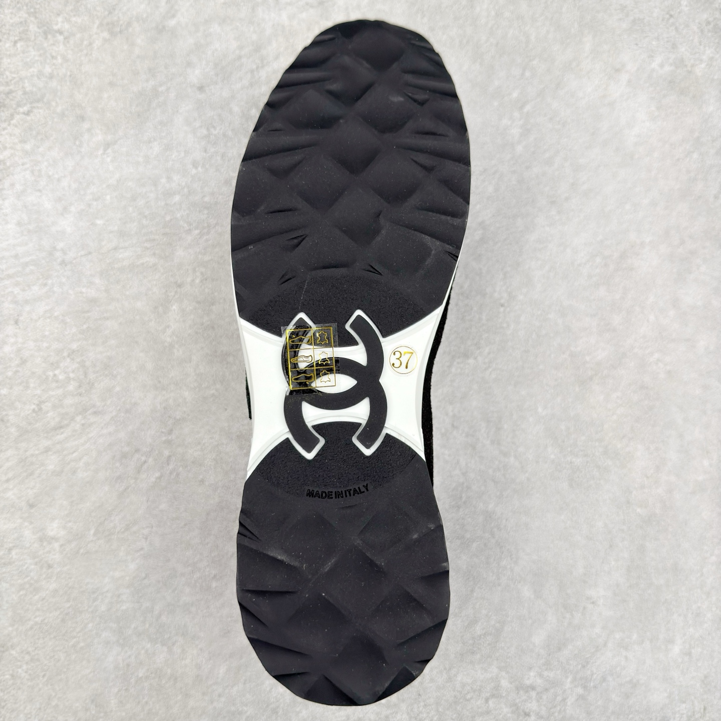 图片[9]-＃GD广顶 CHANEL香奈儿 24S德训鞋平底系带圆头菱格风四季休闲百搭款 原版开模 凹凸感超强 线条紧致🎀全新礼盒包装 细节拉满 环保太空革组合呼吸网织布鞋面材质 欧索莱环保去臭环型组合鞋垫 采用进口TPU大底 官方同步2024 最新礼盒包装 尺码：35 36 37 38 39 40-选品中心