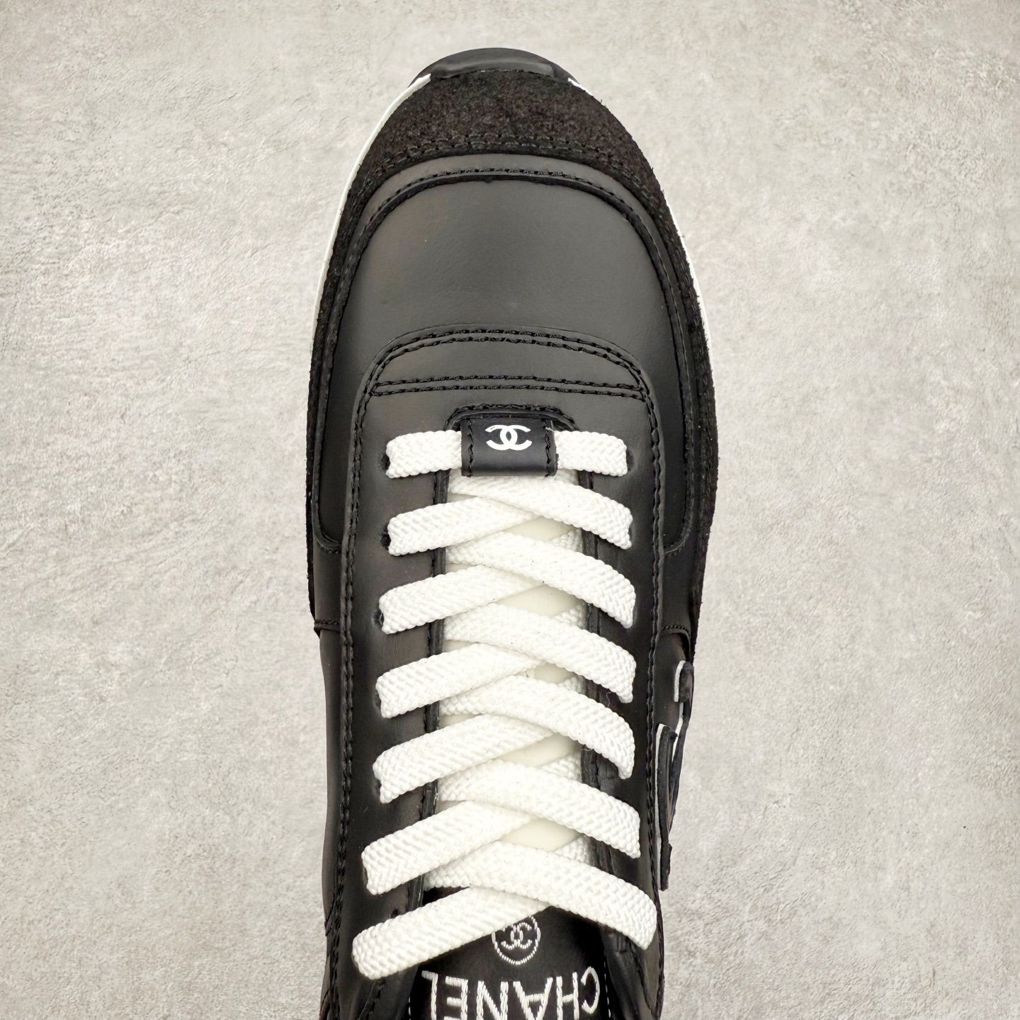 图片[4]-＃GD广顶 CHANEL香奈儿 24S德训鞋平底系带圆头菱格风四季休闲百搭款 原版开模 凹凸感超强 线条紧致🎀全新礼盒包装 细节拉满 环保太空革组合呼吸网织布鞋面材质 欧索莱环保去臭环型组合鞋垫 采用进口TPU大底 官方同步2024 最新礼盒包装 尺码：35 36 37 38 39 40-选品中心