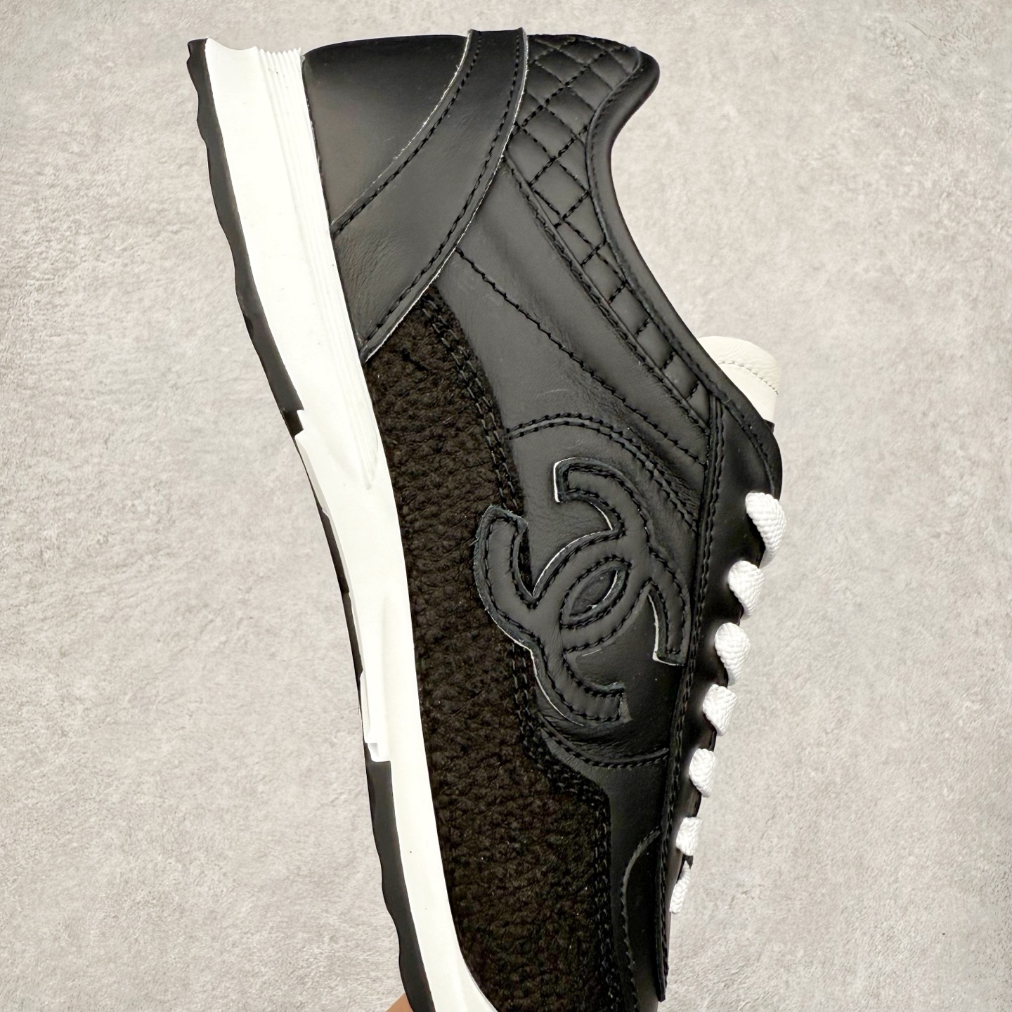 图片[6]-＃GD广顶 CHANEL香奈儿 24S德训鞋平底系带圆头菱格风四季休闲百搭款 原版开模 凹凸感超强 线条紧致🎀全新礼盒包装 细节拉满 环保太空革组合呼吸网织布鞋面材质 欧索莱环保去臭环型组合鞋垫 采用进口TPU大底 官方同步2024 最新礼盒包装 尺码：35 36 37 38 39 40-选品中心