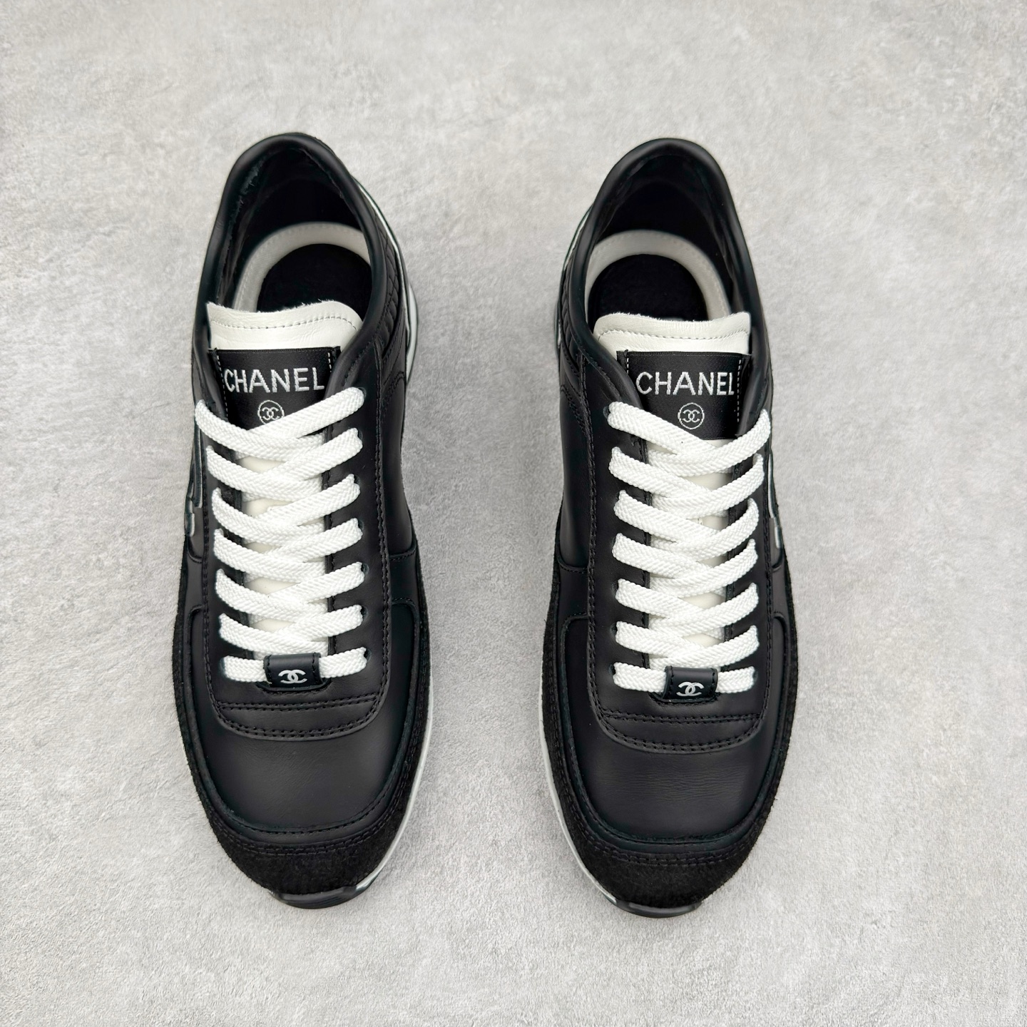 图片[2]-＃GD广顶 CHANEL香奈儿 24S德训鞋平底系带圆头菱格风四季休闲百搭款 原版开模 凹凸感超强 线条紧致🎀全新礼盒包装 细节拉满 环保太空革组合呼吸网织布鞋面材质 欧索莱环保去臭环型组合鞋垫 采用进口TPU大底 官方同步2024 最新礼盒包装 尺码：35 36 37 38 39 40-选品中心