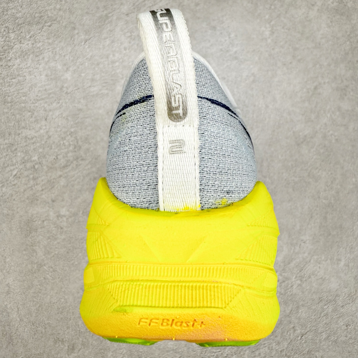 图片[8]-Asics Superblast 2 舒适百搭防滑耐磨低帮跑步鞋 ASICS（亚瑟士）是日本实业家鬼冢喜八郎创立的跑鞋运动品牌，名字想法源自著名的拉丁谚语“AnimaSana In Corpore Sano” ，意为“健全的精神寓于强健的体魄”。正如其名字的含义，ASICS亚瑟士一直坚信保持身体的健康与活力是打造健康快乐的生活方式的最佳途径。亚瑟士的跑鞋、篮球鞋等系列集专业与美貌于一身，拥有极高的热度。2016年，ASICS在“2016年日本最佳全球品牌”排行榜名列第17名。尺码：36 37.5 38 39 40 40.5 41.5 42 42.5 43.5 44 45-选品中心