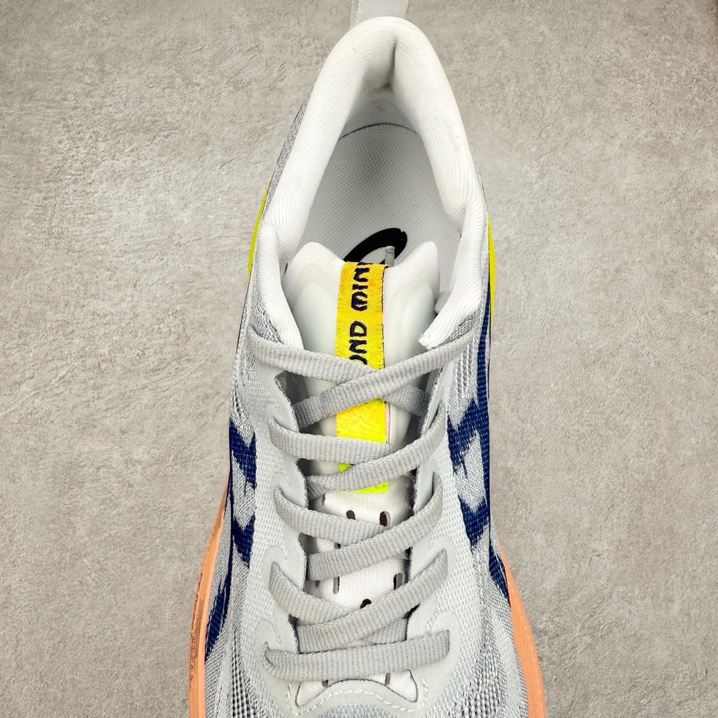 图片[5]-Asics Superblast 2 舒适百搭防滑耐磨低帮跑步鞋 ASICS（亚瑟士）是日本实业家鬼冢喜八郎创立的跑鞋运动品牌，名字想法源自著名的拉丁谚语“AnimaSana In Corpore Sano” ，意为“健全的精神寓于强健的体魄”。正如其名字的含义，ASICS亚瑟士一直坚信保持身体的健康与活力是打造健康快乐的生活方式的最佳途径。亚瑟士的跑鞋、篮球鞋等系列集专业与美貌于一身，拥有极高的热度。2016年，ASICS在“2016年日本最佳全球品牌”排行榜名列第17名。尺码：36 37.5 38 39 40 40.5 41.5 42 42.5 43.5 44 45-选品中心