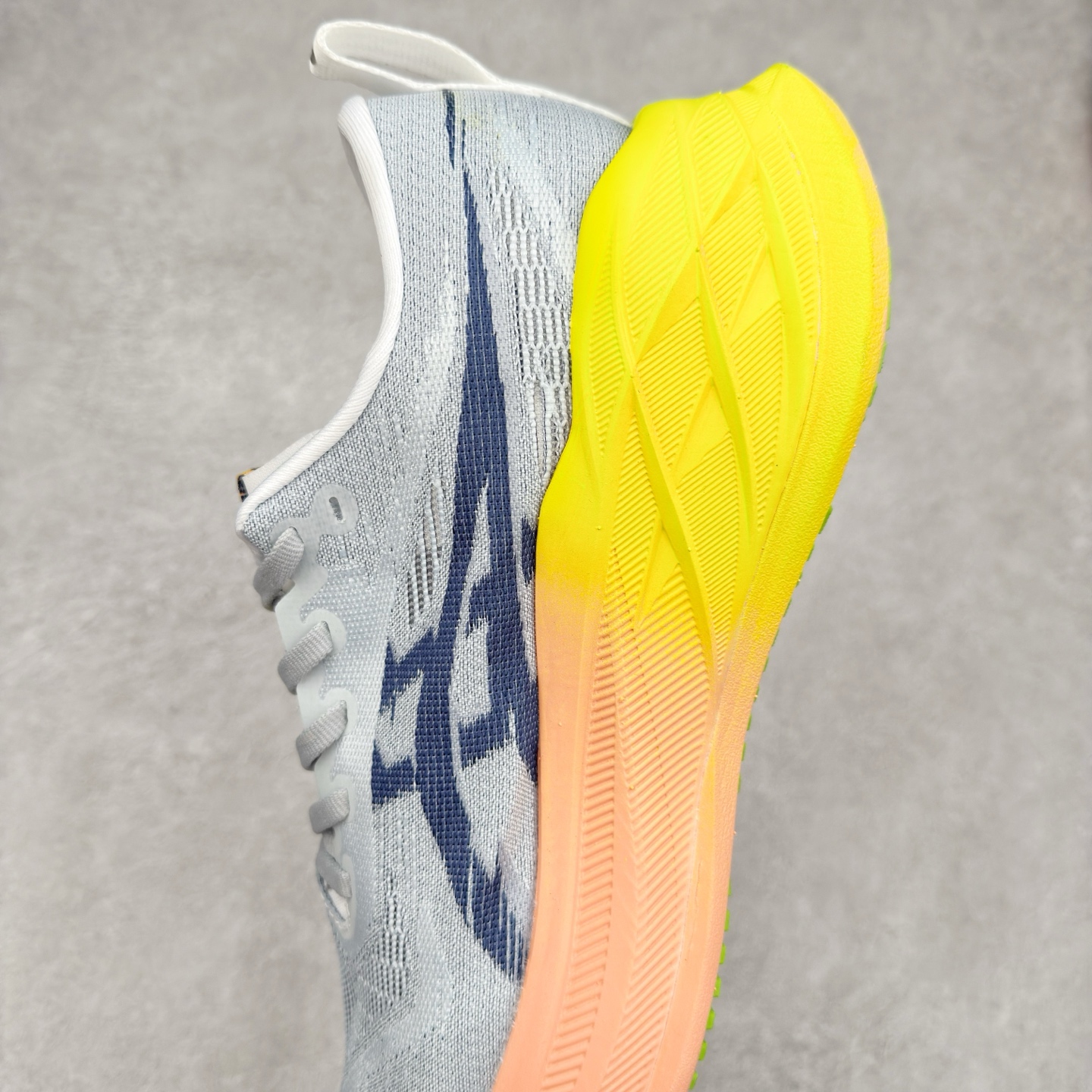 图片[7]-Asics Superblast 2 舒适百搭防滑耐磨低帮跑步鞋 ASICS（亚瑟士）是日本实业家鬼冢喜八郎创立的跑鞋运动品牌，名字想法源自著名的拉丁谚语“AnimaSana In Corpore Sano” ，意为“健全的精神寓于强健的体魄”。正如其名字的含义，ASICS亚瑟士一直坚信保持身体的健康与活力是打造健康快乐的生活方式的最佳途径。亚瑟士的跑鞋、篮球鞋等系列集专业与美貌于一身，拥有极高的热度。2016年，ASICS在“2016年日本最佳全球品牌”排行榜名列第17名。尺码：36 37.5 38 39 40 40.5 41.5 42 42.5 43.5 44 45-选品中心