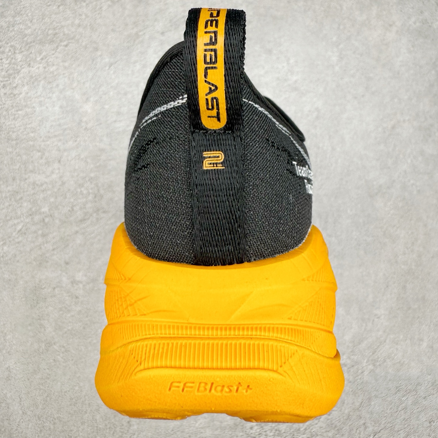 图片[8]-Asics Superblast 2 舒适百搭防滑耐磨低帮跑步鞋 ASICS（亚瑟士）是日本实业家鬼冢喜八郎创立的跑鞋运动品牌，名字想法源自著名的拉丁谚语“AnimaSana In Corpore Sano” ，意为“健全的精神寓于强健的体魄”。正如其名字的含义，ASICS亚瑟士一直坚信保持身体的健康与活力是打造健康快乐的生活方式的最佳途径。亚瑟士的跑鞋、篮球鞋等系列集专业与美貌于一身，拥有极高的热度。2016年，ASICS在“2016年日本最佳全球品牌”排行榜名列第17名。尺码：36 37.5 38 39 40 40.5 41.5 42 42.5 43.5 44 45-选品中心