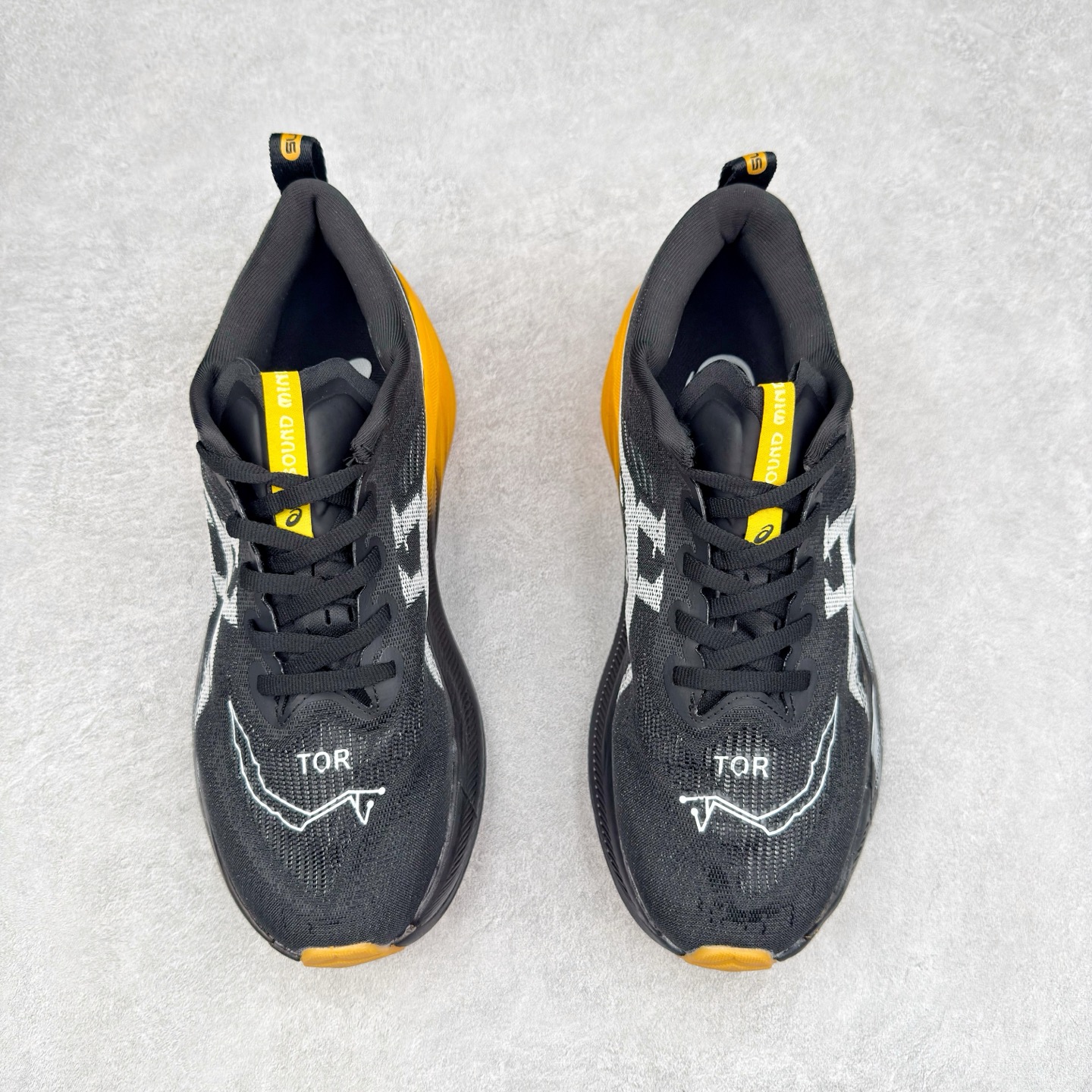 图片[2]-Asics Superblast 2 舒适百搭防滑耐磨低帮跑步鞋 ASICS（亚瑟士）是日本实业家鬼冢喜八郎创立的跑鞋运动品牌，名字想法源自著名的拉丁谚语“AnimaSana In Corpore Sano” ，意为“健全的精神寓于强健的体魄”。正如其名字的含义，ASICS亚瑟士一直坚信保持身体的健康与活力是打造健康快乐的生活方式的最佳途径。亚瑟士的跑鞋、篮球鞋等系列集专业与美貌于一身，拥有极高的热度。2016年，ASICS在“2016年日本最佳全球品牌”排行榜名列第17名。尺码：36 37.5 38 39 40 40.5 41.5 42 42.5 43.5 44 45-选品中心