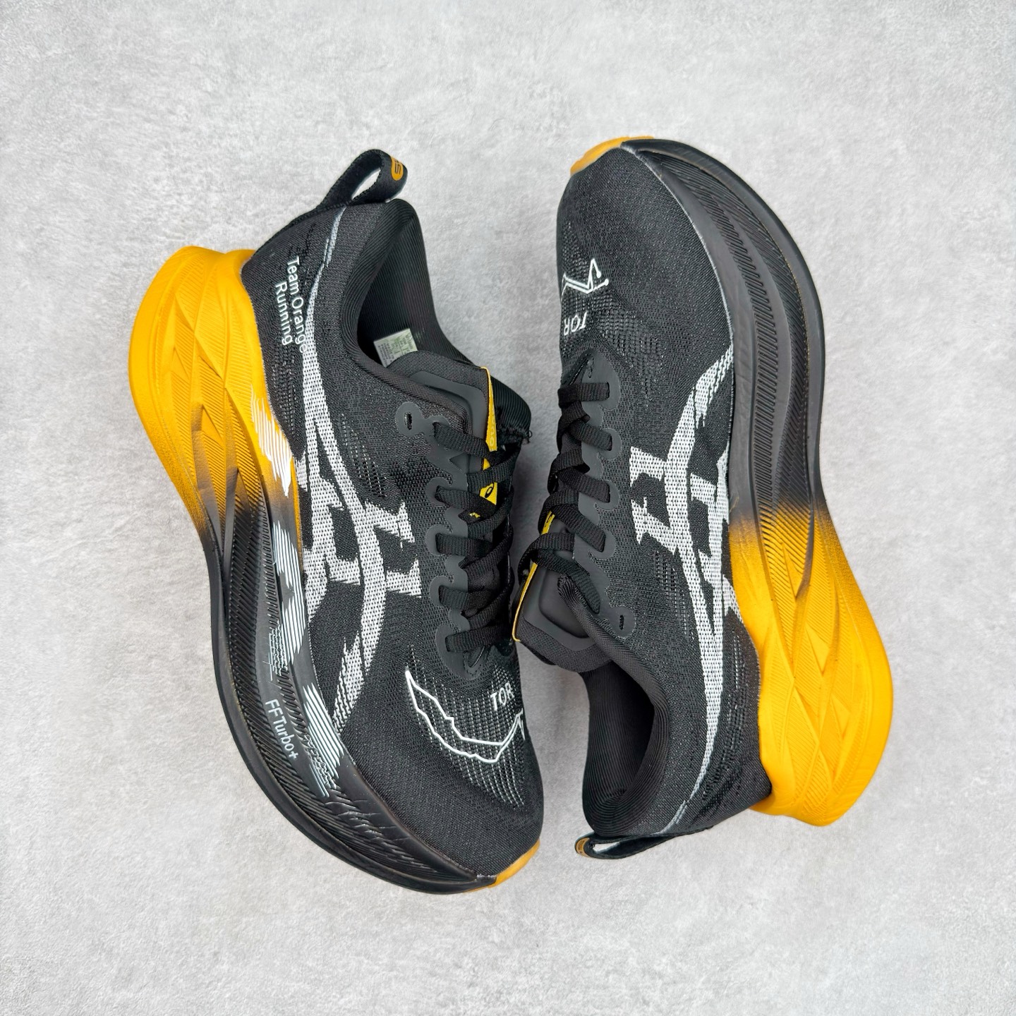 图片[3]-Asics Superblast 2 舒适百搭防滑耐磨低帮跑步鞋 ASICS（亚瑟士）是日本实业家鬼冢喜八郎创立的跑鞋运动品牌，名字想法源自著名的拉丁谚语“AnimaSana In Corpore Sano” ，意为“健全的精神寓于强健的体魄”。正如其名字的含义，ASICS亚瑟士一直坚信保持身体的健康与活力是打造健康快乐的生活方式的最佳途径。亚瑟士的跑鞋、篮球鞋等系列集专业与美貌于一身，拥有极高的热度。2016年，ASICS在“2016年日本最佳全球品牌”排行榜名列第17名。尺码：36 37.5 38 39 40 40.5 41.5 42 42.5 43.5 44 45-选品中心