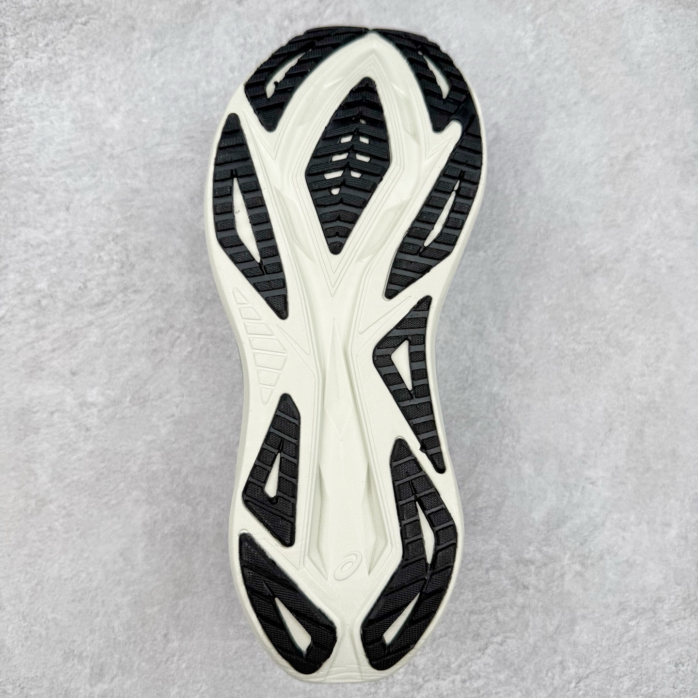 图片[9]-Asics Superblast 2 舒适百搭防滑耐磨低帮跑步鞋 ASICS（亚瑟士）是日本实业家鬼冢喜八郎创立的跑鞋运动品牌，名字想法源自著名的拉丁谚语“AnimaSana In Corpore Sano” ，意为“健全的精神寓于强健的体魄”。正如其名字的含义，ASICS亚瑟士一直坚信保持身体的健康与活力是打造健康快乐的生活方式的最佳途径。亚瑟士的跑鞋、篮球鞋等系列集专业与美貌于一身，拥有极高的热度。2016年，ASICS在“2016年日本最佳全球品牌”排行榜名列第17名。尺码：36 37.5 38 39 40 40.5 41.5 42 42.5 43.5 44 45-选品中心