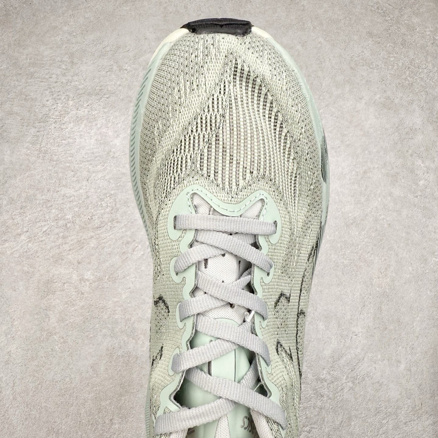 图片[4]-Asics Superblast 2 舒适百搭防滑耐磨低帮跑步鞋 ASICS（亚瑟士）是日本实业家鬼冢喜八郎创立的跑鞋运动品牌，名字想法源自著名的拉丁谚语“AnimaSana In Corpore Sano” ，意为“健全的精神寓于强健的体魄”。正如其名字的含义，ASICS亚瑟士一直坚信保持身体的健康与活力是打造健康快乐的生活方式的最佳途径。亚瑟士的跑鞋、篮球鞋等系列集专业与美貌于一身，拥有极高的热度。2016年，ASICS在“2016年日本最佳全球品牌”排行榜名列第17名。尺码：36 37.5 38 39 40 40.5 41.5 42 42.5 43.5 44 45-选品中心