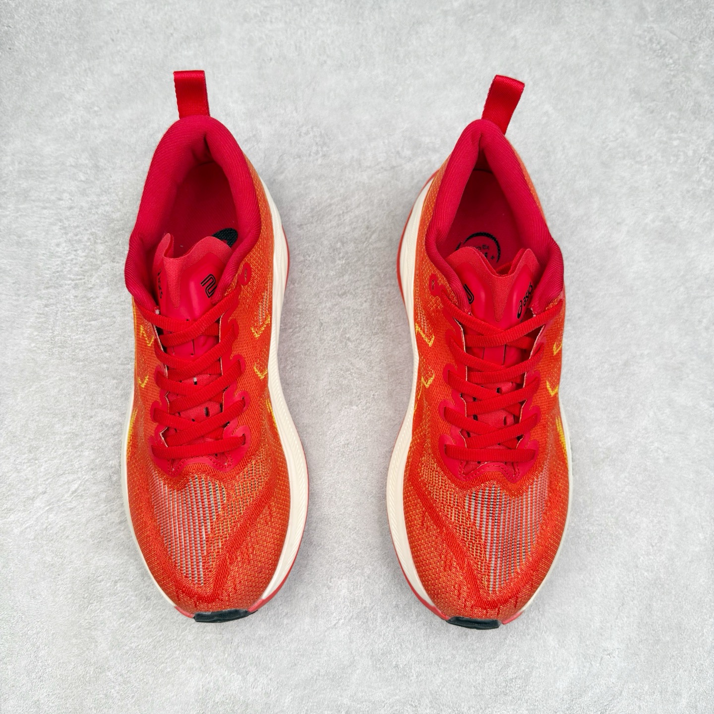 图片[2]-Asics Superblast 2 舒适百搭防滑耐磨低帮跑步鞋 ASICS（亚瑟士）是日本实业家鬼冢喜八郎创立的跑鞋运动品牌，名字想法源自著名的拉丁谚语“AnimaSana In Corpore Sano” ，意为“健全的精神寓于强健的体魄”。正如其名字的含义，ASICS亚瑟士一直坚信保持身体的健康与活力是打造健康快乐的生活方式的最佳途径。亚瑟士的跑鞋、篮球鞋等系列集专业与美貌于一身，拥有极高的热度。2016年，ASICS在“2016年日本最佳全球品牌”排行榜名列第17名。尺码：36 37.5 38 39 40 40.5 41.5 42 42.5 43.5 44 45-选品中心