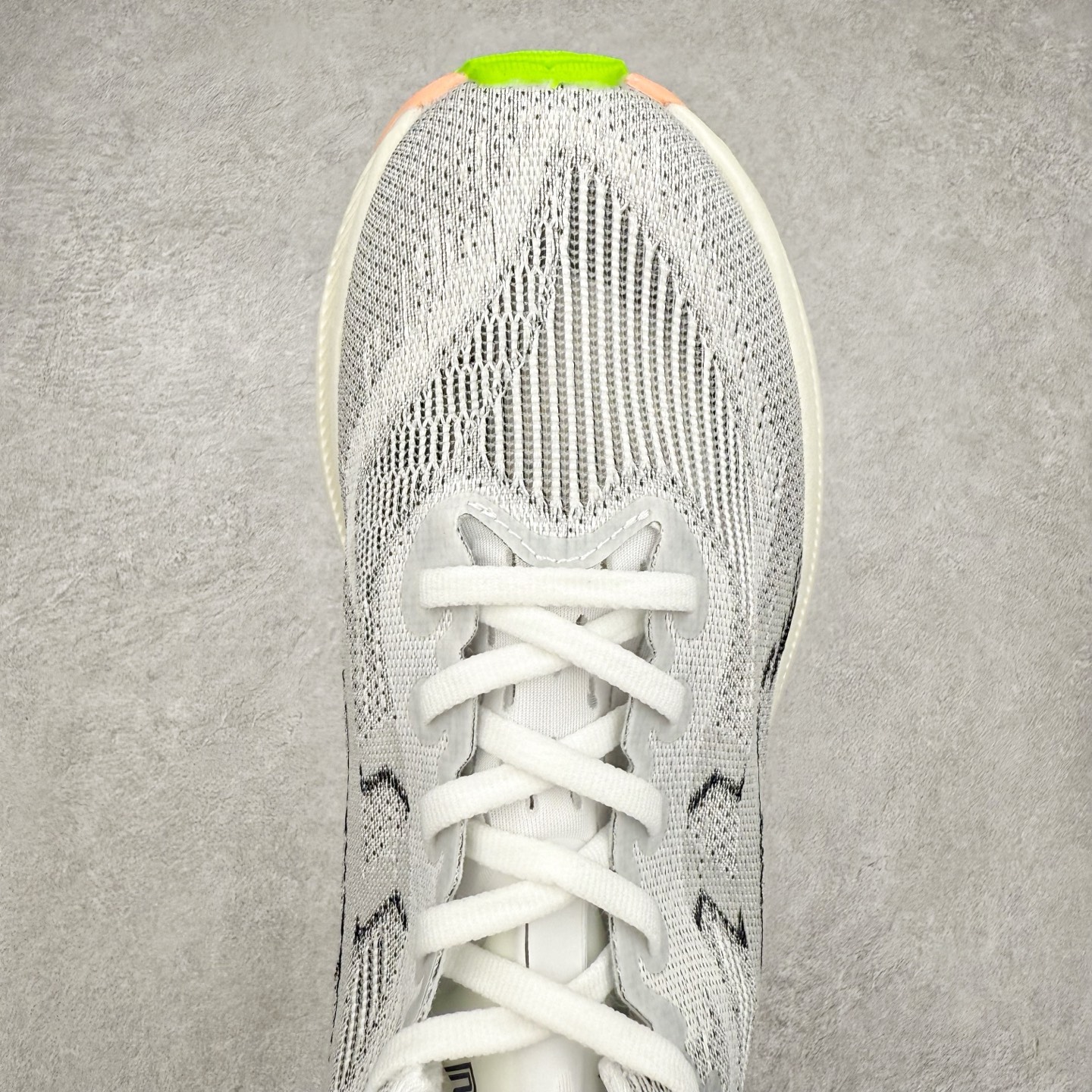 图片[4]-Asics Superblast 2 舒适百搭防滑耐磨低帮跑步鞋 ASICS（亚瑟士）是日本实业家鬼冢喜八郎创立的跑鞋运动品牌，名字想法源自著名的拉丁谚语“AnimaSana In Corpore Sano” ，意为“健全的精神寓于强健的体魄”。正如其名字的含义，ASICS亚瑟士一直坚信保持身体的健康与活力是打造健康快乐的生活方式的最佳途径。亚瑟士的跑鞋、篮球鞋等系列集专业与美貌于一身，拥有极高的热度。2016年，ASICS在“2016年日本最佳全球品牌”排行榜名列第17名。尺码：36 37.5 38 39 40 40.5 41.5 42 42.5 43.5 44 45-选品中心