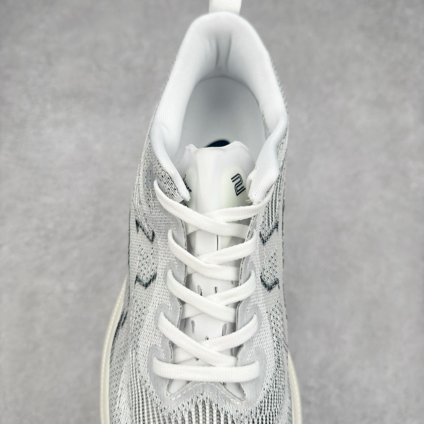 图片[5]-Asics Superblast 2 舒适百搭防滑耐磨低帮跑步鞋 ASICS（亚瑟士）是日本实业家鬼冢喜八郎创立的跑鞋运动品牌，名字想法源自著名的拉丁谚语“AnimaSana In Corpore Sano” ，意为“健全的精神寓于强健的体魄”。正如其名字的含义，ASICS亚瑟士一直坚信保持身体的健康与活力是打造健康快乐的生活方式的最佳途径。亚瑟士的跑鞋、篮球鞋等系列集专业与美貌于一身，拥有极高的热度。2016年，ASICS在“2016年日本最佳全球品牌”排行榜名列第17名。尺码：36 37.5 38 39 40 40.5 41.5 42 42.5 43.5 44 45-选品中心