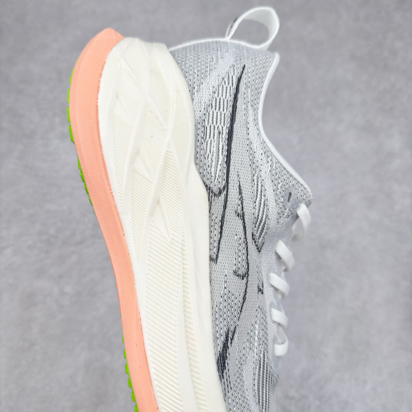 图片[6]-Asics Superblast 2 舒适百搭防滑耐磨低帮跑步鞋 ASICS（亚瑟士）是日本实业家鬼冢喜八郎创立的跑鞋运动品牌，名字想法源自著名的拉丁谚语“AnimaSana In Corpore Sano” ，意为“健全的精神寓于强健的体魄”。正如其名字的含义，ASICS亚瑟士一直坚信保持身体的健康与活力是打造健康快乐的生活方式的最佳途径。亚瑟士的跑鞋、篮球鞋等系列集专业与美貌于一身，拥有极高的热度。2016年，ASICS在“2016年日本最佳全球品牌”排行榜名列第17名。尺码：36 37.5 38 39 40 40.5 41.5 42 42.5 43.5 44 45-选品中心