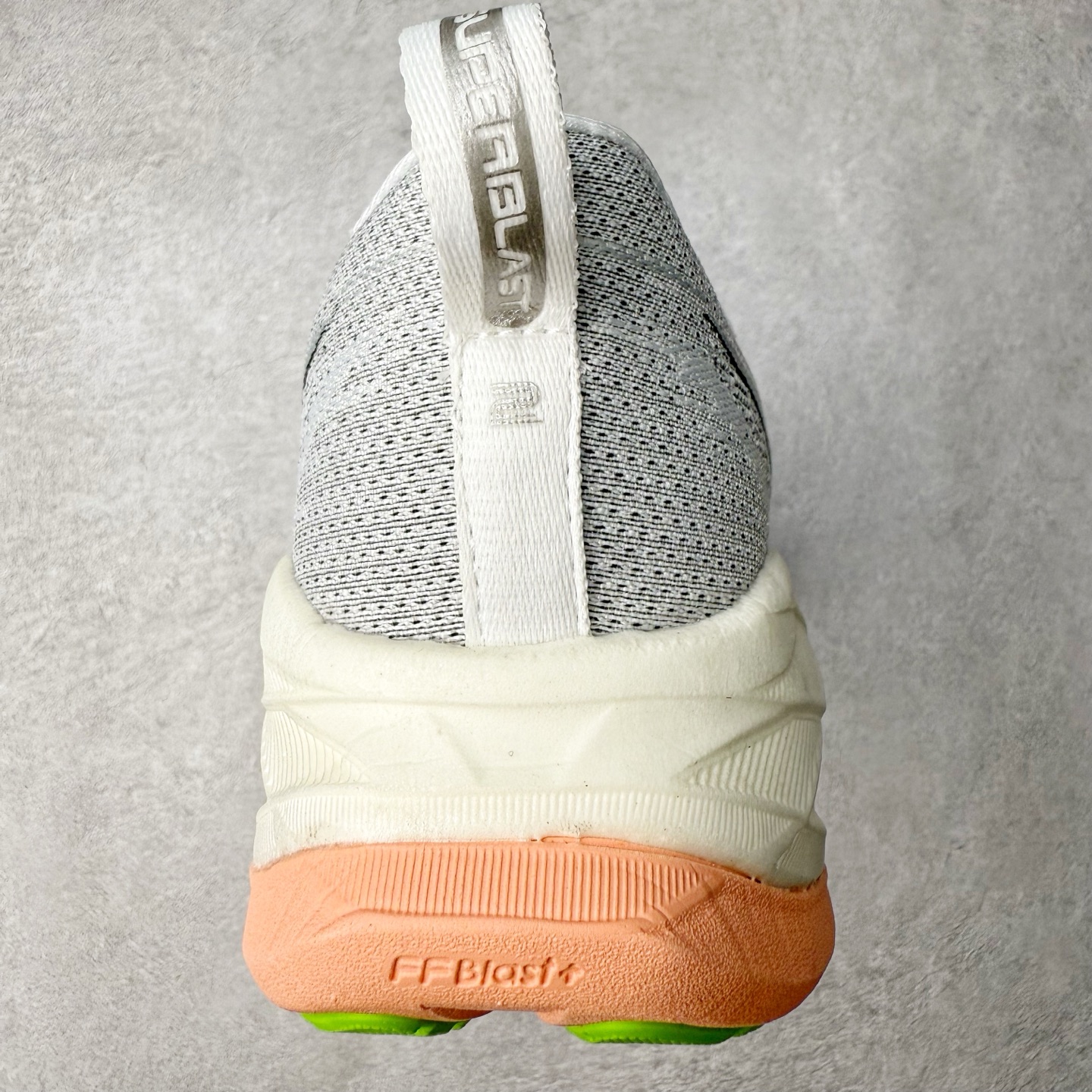 图片[8]-Asics Superblast 2 舒适百搭防滑耐磨低帮跑步鞋 ASICS（亚瑟士）是日本实业家鬼冢喜八郎创立的跑鞋运动品牌，名字想法源自著名的拉丁谚语“AnimaSana In Corpore Sano” ，意为“健全的精神寓于强健的体魄”。正如其名字的含义，ASICS亚瑟士一直坚信保持身体的健康与活力是打造健康快乐的生活方式的最佳途径。亚瑟士的跑鞋、篮球鞋等系列集专业与美貌于一身，拥有极高的热度。2016年，ASICS在“2016年日本最佳全球品牌”排行榜名列第17名。尺码：36 37.5 38 39 40 40.5 41.5 42 42.5 43.5 44 45-选品中心