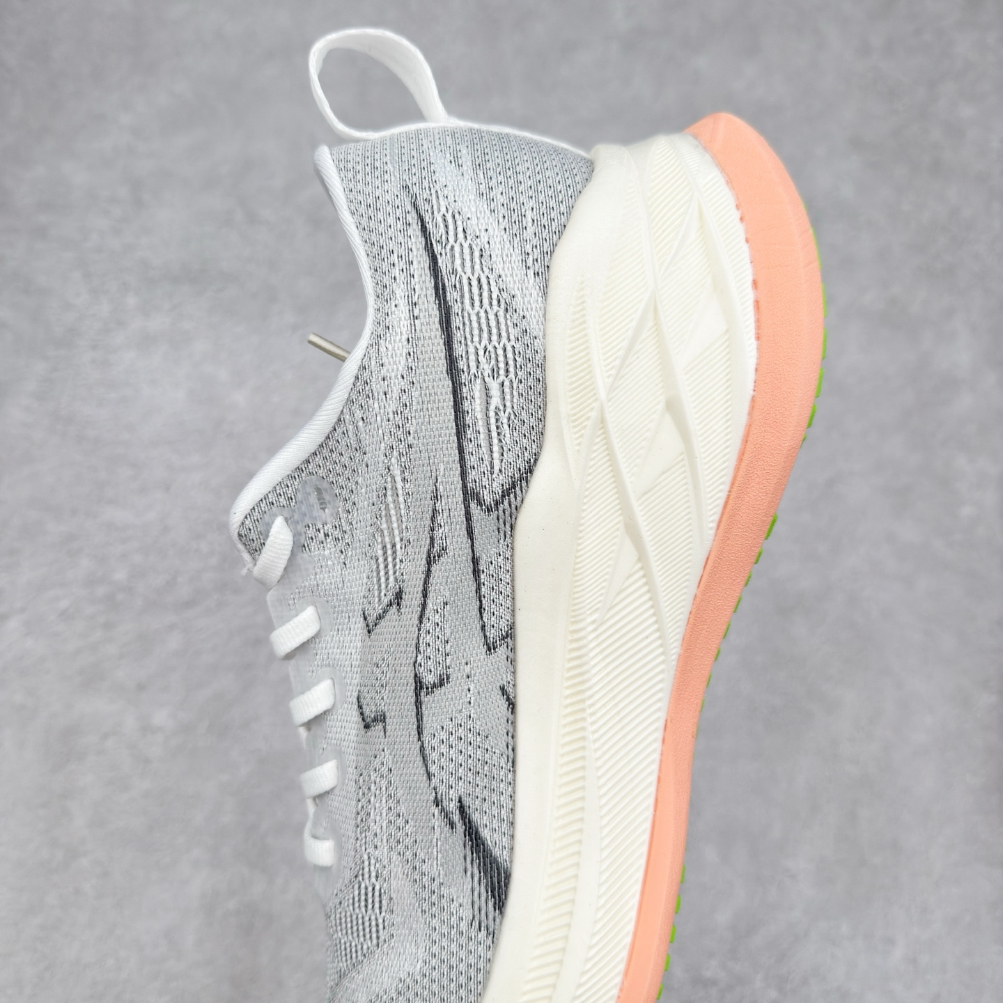 图片[7]-Asics Superblast 2 舒适百搭防滑耐磨低帮跑步鞋 ASICS（亚瑟士）是日本实业家鬼冢喜八郎创立的跑鞋运动品牌，名字想法源自著名的拉丁谚语“AnimaSana In Corpore Sano” ，意为“健全的精神寓于强健的体魄”。正如其名字的含义，ASICS亚瑟士一直坚信保持身体的健康与活力是打造健康快乐的生活方式的最佳途径。亚瑟士的跑鞋、篮球鞋等系列集专业与美貌于一身，拥有极高的热度。2016年，ASICS在“2016年日本最佳全球品牌”排行榜名列第17名。尺码：36 37.5 38 39 40 40.5 41.5 42 42.5 43.5 44 45-选品中心