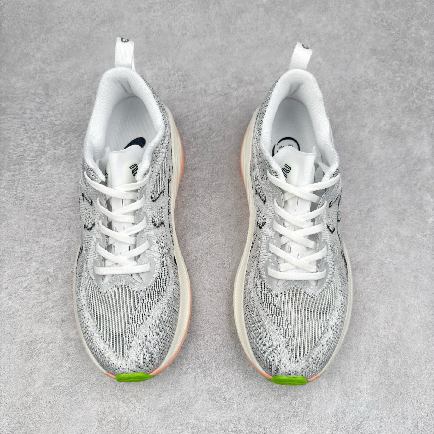 图片[2]-Asics Superblast 2 舒适百搭防滑耐磨低帮跑步鞋 ASICS（亚瑟士）是日本实业家鬼冢喜八郎创立的跑鞋运动品牌，名字想法源自著名的拉丁谚语“AnimaSana In Corpore Sano” ，意为“健全的精神寓于强健的体魄”。正如其名字的含义，ASICS亚瑟士一直坚信保持身体的健康与活力是打造健康快乐的生活方式的最佳途径。亚瑟士的跑鞋、篮球鞋等系列集专业与美貌于一身，拥有极高的热度。2016年，ASICS在“2016年日本最佳全球品牌”排行榜名列第17名。尺码：36 37.5 38 39 40 40.5 41.5 42 42.5 43.5 44 45-选品中心