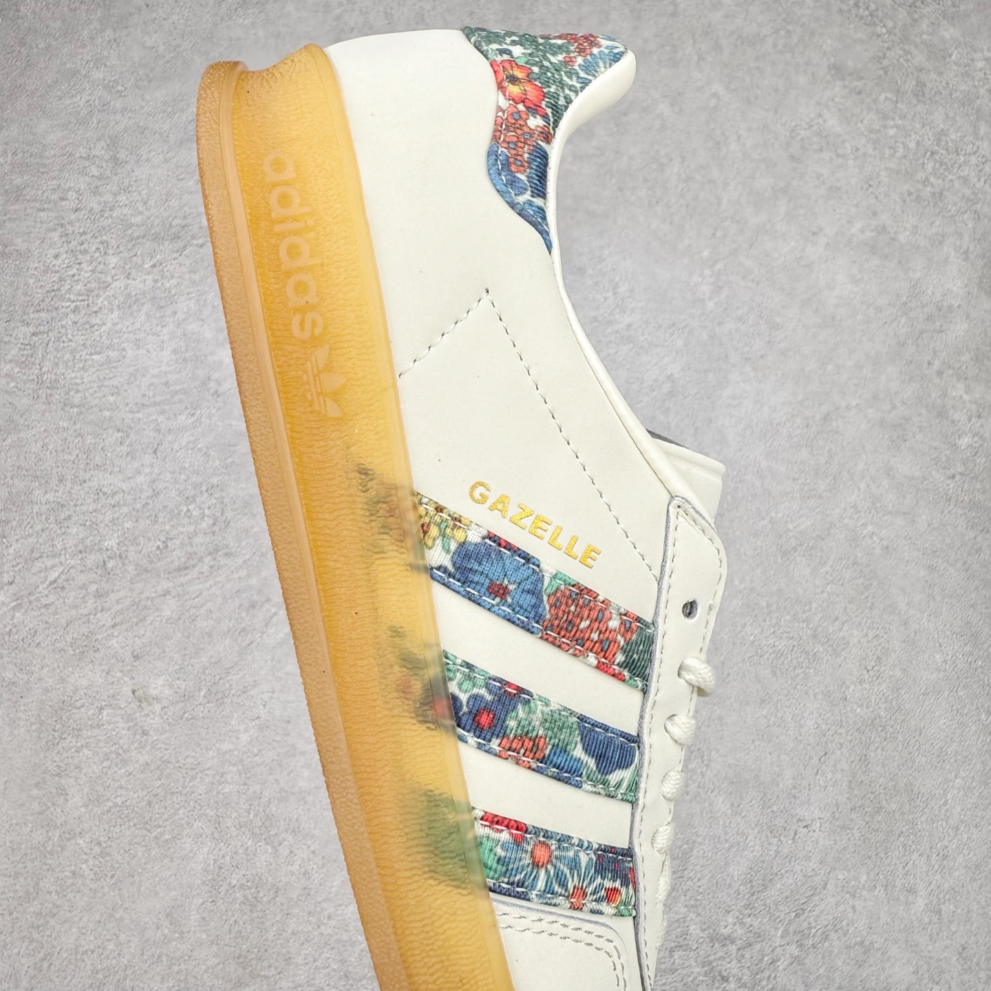 图片[6]-＃纯原福利 AD Original Gazelle Indoor Trainers 瞪羚室内鞋系列低帮复古百搭休闲运动德训风板鞋 JI2717 长期补货超性价比特供批次 原厂定制长毛翻毛皮组合环保纤维革鞋面材质 内置环保海玻璃鞋垫 外置RB橡胶大底 产品品控稳定性领先行业 原厂全套原楦原纸板冲刀磨具开发 原厂皮料加持 原厂港宝加持定型后跟R度完美 将复古进行到底 简约流畅 三十年不变经典 这款Gazelle运动鞋 无论面料、配色、质感或设计 都只在重现其1991年原款的经典 皮革鞋面 撞色三条纹和鞋跟标的设计 力求呈现90年代的经典复古风潮 Samba火热的同时 也带动了其它的复古鞋型 Gazelle便是其中一只 Gazelle Indoor拥有包边更宽的T字型鞋头 更好的保护运动员的前掌 浓浓的复古氛围感 非常适合现在流行的Cleanfit风格 尺码：35 36 36⅔ 37⅓ 38 38⅔ 39⅓ 40 40⅔ 41⅓ 42 42⅔ 43⅓ 44 44⅔ 45-选品中心