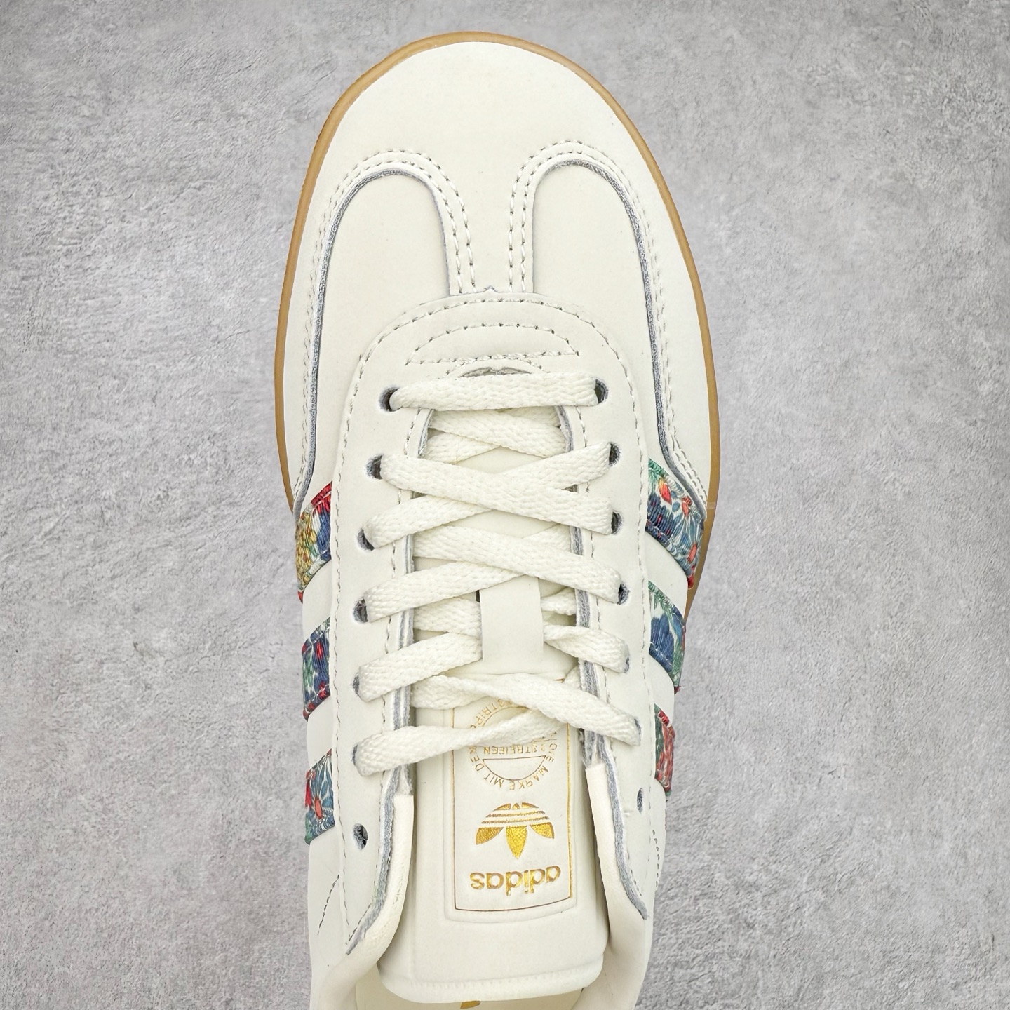 图片[4]-＃纯原福利 AD Original Gazelle Indoor Trainers 瞪羚室内鞋系列低帮复古百搭休闲运动德训风板鞋 JI2717 长期补货超性价比特供批次 原厂定制长毛翻毛皮组合环保纤维革鞋面材质 内置环保海玻璃鞋垫 外置RB橡胶大底 产品品控稳定性领先行业 原厂全套原楦原纸板冲刀磨具开发 原厂皮料加持 原厂港宝加持定型后跟R度完美 将复古进行到底 简约流畅 三十年不变经典 这款Gazelle运动鞋 无论面料、配色、质感或设计 都只在重现其1991年原款的经典 皮革鞋面 撞色三条纹和鞋跟标的设计 力求呈现90年代的经典复古风潮 Samba火热的同时 也带动了其它的复古鞋型 Gazelle便是其中一只 Gazelle Indoor拥有包边更宽的T字型鞋头 更好的保护运动员的前掌 浓浓的复古氛围感 非常适合现在流行的Cleanfit风格 尺码：35 36 36⅔ 37⅓ 38 38⅔ 39⅓ 40 40⅔ 41⅓ 42 42⅔ 43⅓ 44 44⅔ 45-选品中心