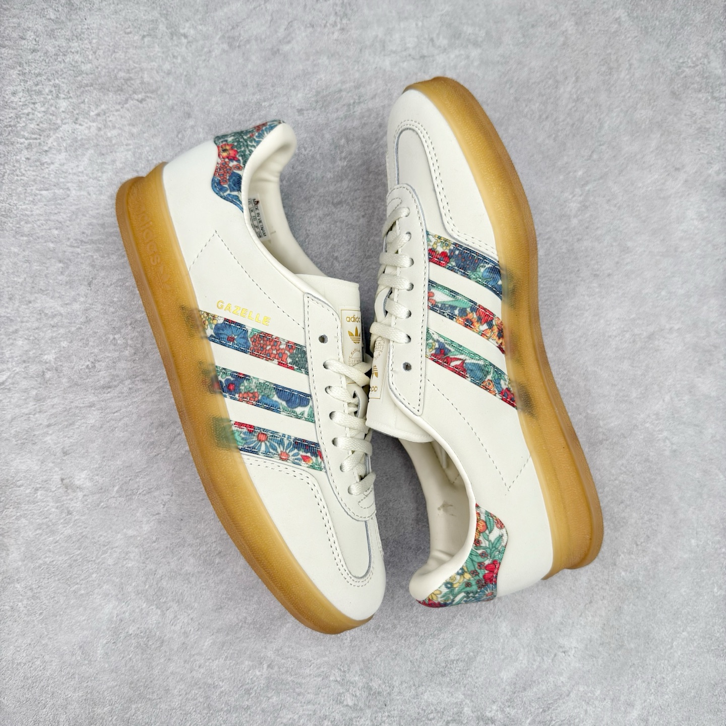 图片[3]-＃纯原福利 AD Original Gazelle Indoor Trainers 瞪羚室内鞋系列低帮复古百搭休闲运动德训风板鞋 JI2717 长期补货超性价比特供批次 原厂定制长毛翻毛皮组合环保纤维革鞋面材质 内置环保海玻璃鞋垫 外置RB橡胶大底 产品品控稳定性领先行业 原厂全套原楦原纸板冲刀磨具开发 原厂皮料加持 原厂港宝加持定型后跟R度完美 将复古进行到底 简约流畅 三十年不变经典 这款Gazelle运动鞋 无论面料、配色、质感或设计 都只在重现其1991年原款的经典 皮革鞋面 撞色三条纹和鞋跟标的设计 力求呈现90年代的经典复古风潮 Samba火热的同时 也带动了其它的复古鞋型 Gazelle便是其中一只 Gazelle Indoor拥有包边更宽的T字型鞋头 更好的保护运动员的前掌 浓浓的复古氛围感 非常适合现在流行的Cleanfit风格 尺码：35 36 36⅔ 37⅓ 38 38⅔ 39⅓ 40 40⅔ 41⅓ 42 42⅔ 43⅓ 44 44⅔ 45-选品中心