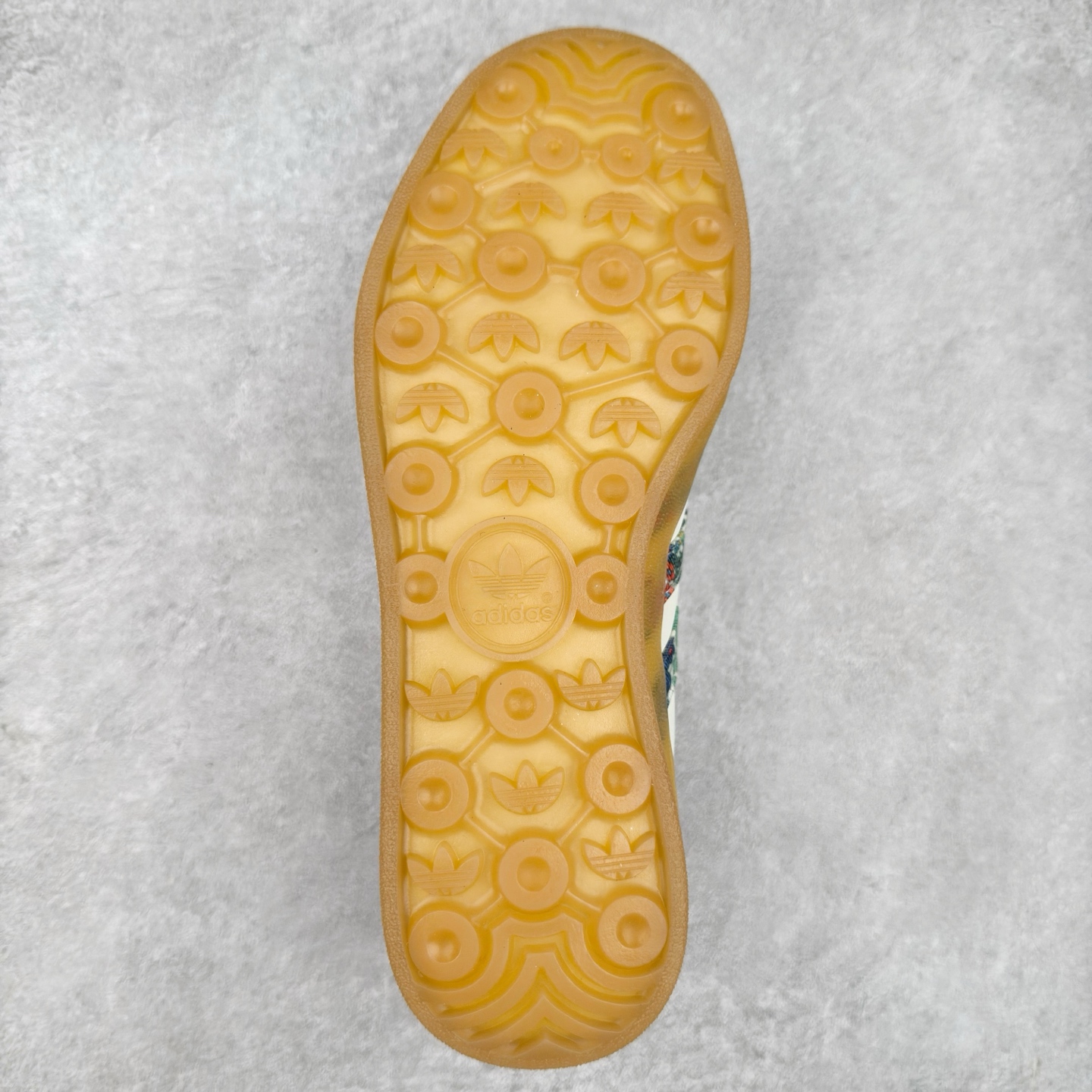 图片[9]-＃纯原福利 AD Original Gazelle Indoor Trainers 瞪羚室内鞋系列低帮复古百搭休闲运动德训风板鞋 JI2717 长期补货超性价比特供批次 原厂定制长毛翻毛皮组合环保纤维革鞋面材质 内置环保海玻璃鞋垫 外置RB橡胶大底 产品品控稳定性领先行业 原厂全套原楦原纸板冲刀磨具开发 原厂皮料加持 原厂港宝加持定型后跟R度完美 将复古进行到底 简约流畅 三十年不变经典 这款Gazelle运动鞋 无论面料、配色、质感或设计 都只在重现其1991年原款的经典 皮革鞋面 撞色三条纹和鞋跟标的设计 力求呈现90年代的经典复古风潮 Samba火热的同时 也带动了其它的复古鞋型 Gazelle便是其中一只 Gazelle Indoor拥有包边更宽的T字型鞋头 更好的保护运动员的前掌 浓浓的复古氛围感 非常适合现在流行的Cleanfit风格 尺码：35 36 36⅔ 37⅓ 38 38⅔ 39⅓ 40 40⅔ 41⅓ 42 42⅔ 43⅓ 44 44⅔ 45-选品中心