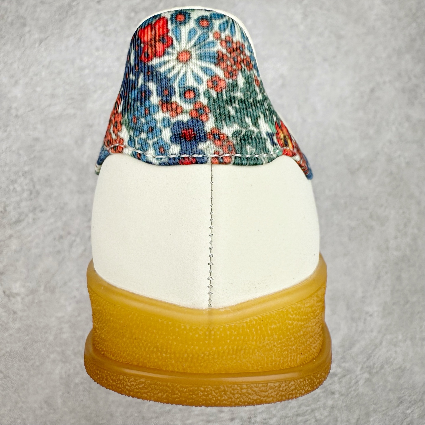 图片[8]-＃纯原福利 AD Original Gazelle Indoor Trainers 瞪羚室内鞋系列低帮复古百搭休闲运动德训风板鞋 JI2717 长期补货超性价比特供批次 原厂定制长毛翻毛皮组合环保纤维革鞋面材质 内置环保海玻璃鞋垫 外置RB橡胶大底 产品品控稳定性领先行业 原厂全套原楦原纸板冲刀磨具开发 原厂皮料加持 原厂港宝加持定型后跟R度完美 将复古进行到底 简约流畅 三十年不变经典 这款Gazelle运动鞋 无论面料、配色、质感或设计 都只在重现其1991年原款的经典 皮革鞋面 撞色三条纹和鞋跟标的设计 力求呈现90年代的经典复古风潮 Samba火热的同时 也带动了其它的复古鞋型 Gazelle便是其中一只 Gazelle Indoor拥有包边更宽的T字型鞋头 更好的保护运动员的前掌 浓浓的复古氛围感 非常适合现在流行的Cleanfit风格 尺码：35 36 36⅔ 37⅓ 38 38⅔ 39⅓ 40 40⅔ 41⅓ 42 42⅔ 43⅓ 44 44⅔ 45-选品中心