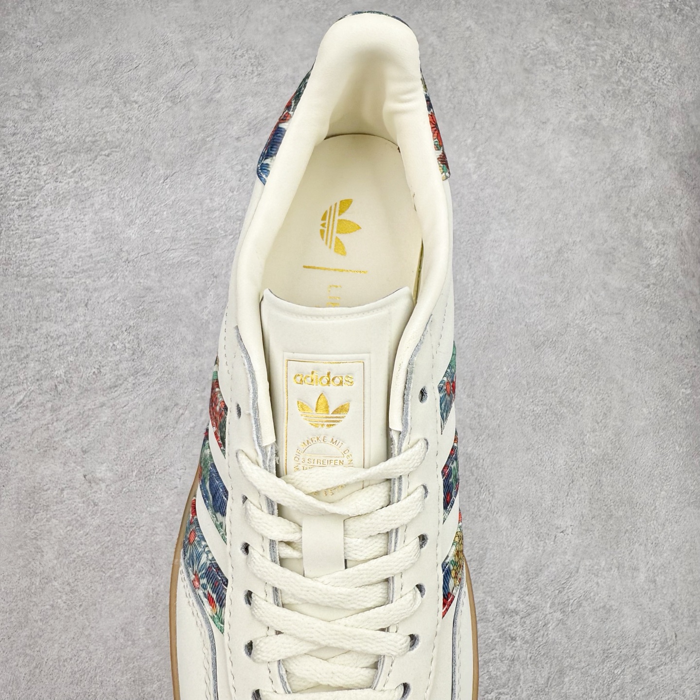 图片[5]-＃纯原福利 AD Original Gazelle Indoor Trainers 瞪羚室内鞋系列低帮复古百搭休闲运动德训风板鞋 JI2717 长期补货超性价比特供批次 原厂定制长毛翻毛皮组合环保纤维革鞋面材质 内置环保海玻璃鞋垫 外置RB橡胶大底 产品品控稳定性领先行业 原厂全套原楦原纸板冲刀磨具开发 原厂皮料加持 原厂港宝加持定型后跟R度完美 将复古进行到底 简约流畅 三十年不变经典 这款Gazelle运动鞋 无论面料、配色、质感或设计 都只在重现其1991年原款的经典 皮革鞋面 撞色三条纹和鞋跟标的设计 力求呈现90年代的经典复古风潮 Samba火热的同时 也带动了其它的复古鞋型 Gazelle便是其中一只 Gazelle Indoor拥有包边更宽的T字型鞋头 更好的保护运动员的前掌 浓浓的复古氛围感 非常适合现在流行的Cleanfit风格 尺码：35 36 36⅔ 37⅓ 38 38⅔ 39⅓ 40 40⅔ 41⅓ 42 42⅔ 43⅓ 44 44⅔ 45-选品中心