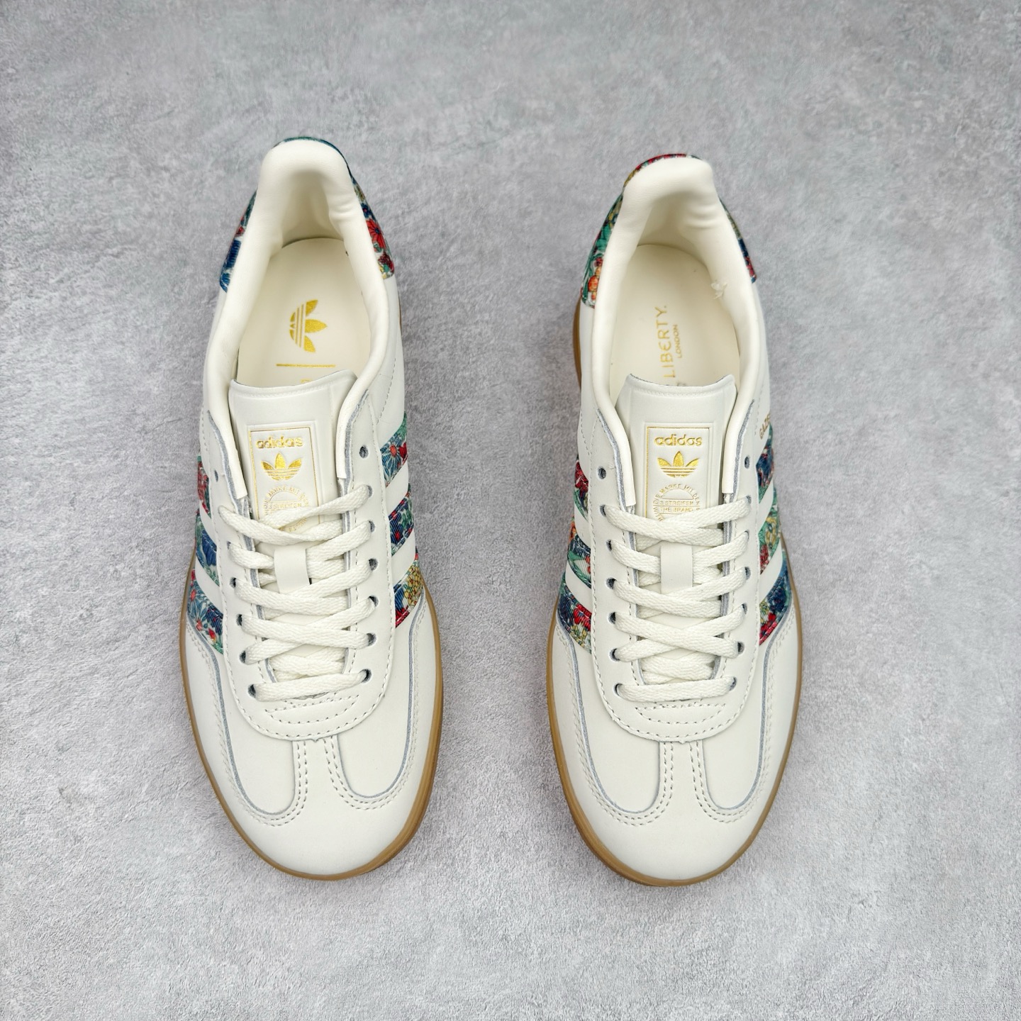 图片[2]-＃纯原福利 AD Original Gazelle Indoor Trainers 瞪羚室内鞋系列低帮复古百搭休闲运动德训风板鞋 JI2717 长期补货超性价比特供批次 原厂定制长毛翻毛皮组合环保纤维革鞋面材质 内置环保海玻璃鞋垫 外置RB橡胶大底 产品品控稳定性领先行业 原厂全套原楦原纸板冲刀磨具开发 原厂皮料加持 原厂港宝加持定型后跟R度完美 将复古进行到底 简约流畅 三十年不变经典 这款Gazelle运动鞋 无论面料、配色、质感或设计 都只在重现其1991年原款的经典 皮革鞋面 撞色三条纹和鞋跟标的设计 力求呈现90年代的经典复古风潮 Samba火热的同时 也带动了其它的复古鞋型 Gazelle便是其中一只 Gazelle Indoor拥有包边更宽的T字型鞋头 更好的保护运动员的前掌 浓浓的复古氛围感 非常适合现在流行的Cleanfit风格 尺码：35 36 36⅔ 37⅓ 38 38⅔ 39⅓ 40 40⅔ 41⅓ 42 42⅔ 43⅓ 44 44⅔ 45-选品中心