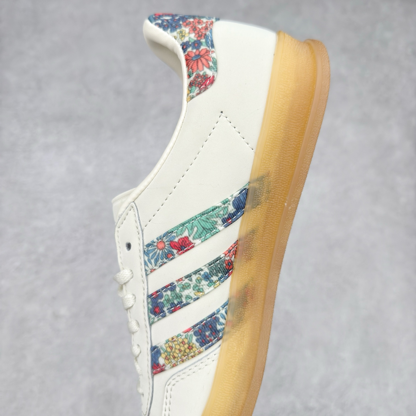 图片[7]-＃纯原福利 AD Original Gazelle Indoor Trainers 瞪羚室内鞋系列低帮复古百搭休闲运动德训风板鞋 JI2717 长期补货超性价比特供批次 原厂定制长毛翻毛皮组合环保纤维革鞋面材质 内置环保海玻璃鞋垫 外置RB橡胶大底 产品品控稳定性领先行业 原厂全套原楦原纸板冲刀磨具开发 原厂皮料加持 原厂港宝加持定型后跟R度完美 将复古进行到底 简约流畅 三十年不变经典 这款Gazelle运动鞋 无论面料、配色、质感或设计 都只在重现其1991年原款的经典 皮革鞋面 撞色三条纹和鞋跟标的设计 力求呈现90年代的经典复古风潮 Samba火热的同时 也带动了其它的复古鞋型 Gazelle便是其中一只 Gazelle Indoor拥有包边更宽的T字型鞋头 更好的保护运动员的前掌 浓浓的复古氛围感 非常适合现在流行的Cleanfit风格 尺码：35 36 36⅔ 37⅓ 38 38⅔ 39⅓ 40 40⅔ 41⅓ 42 42⅔ 43⅓ 44 44⅔ 45-选品中心